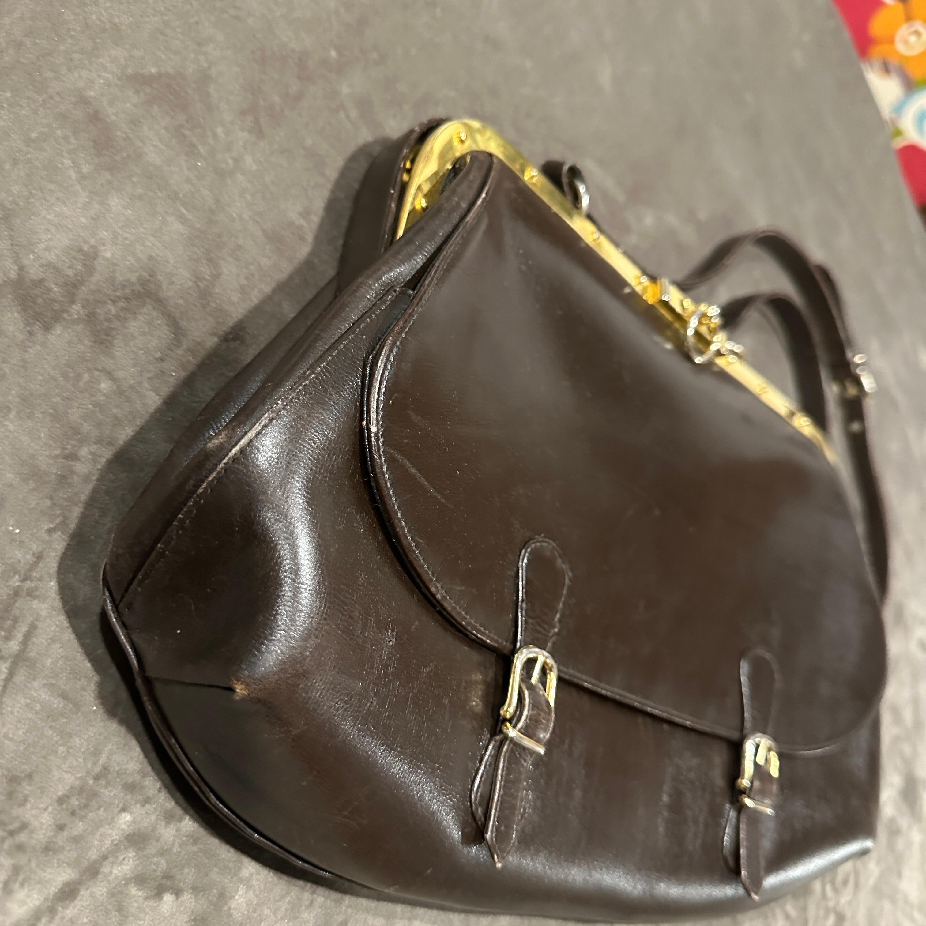 Une pièce vintage classique de la célèbre maison de luxe italienne Roberta di Camerino.
Le tampon à l'intérieur du sac confirme qu'il a été fabriqué par Roberta di Camerino en 1978, qu'il s'agit d'un produit italien en cuir véritable et qu'il est