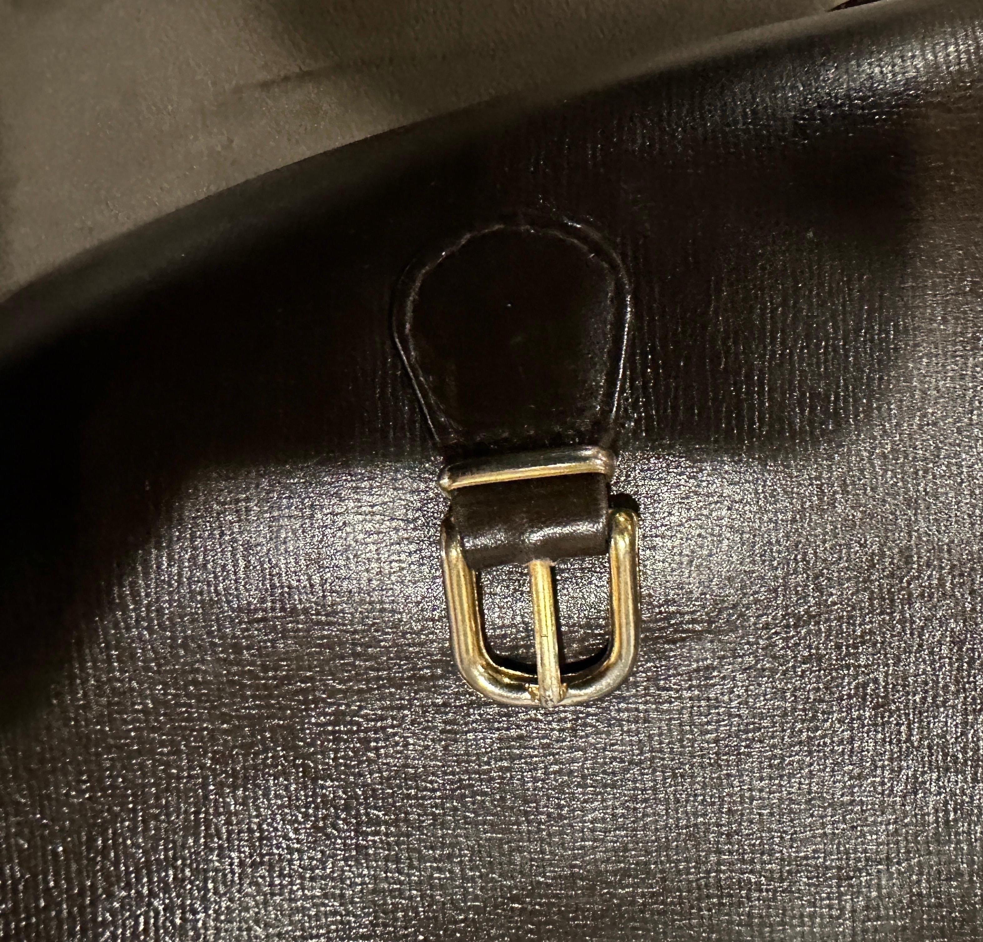 Noir Sac à bandoulière iconique en cuir marron et laiton doré de Roberta di Camerino, datant de 1978 en vente
