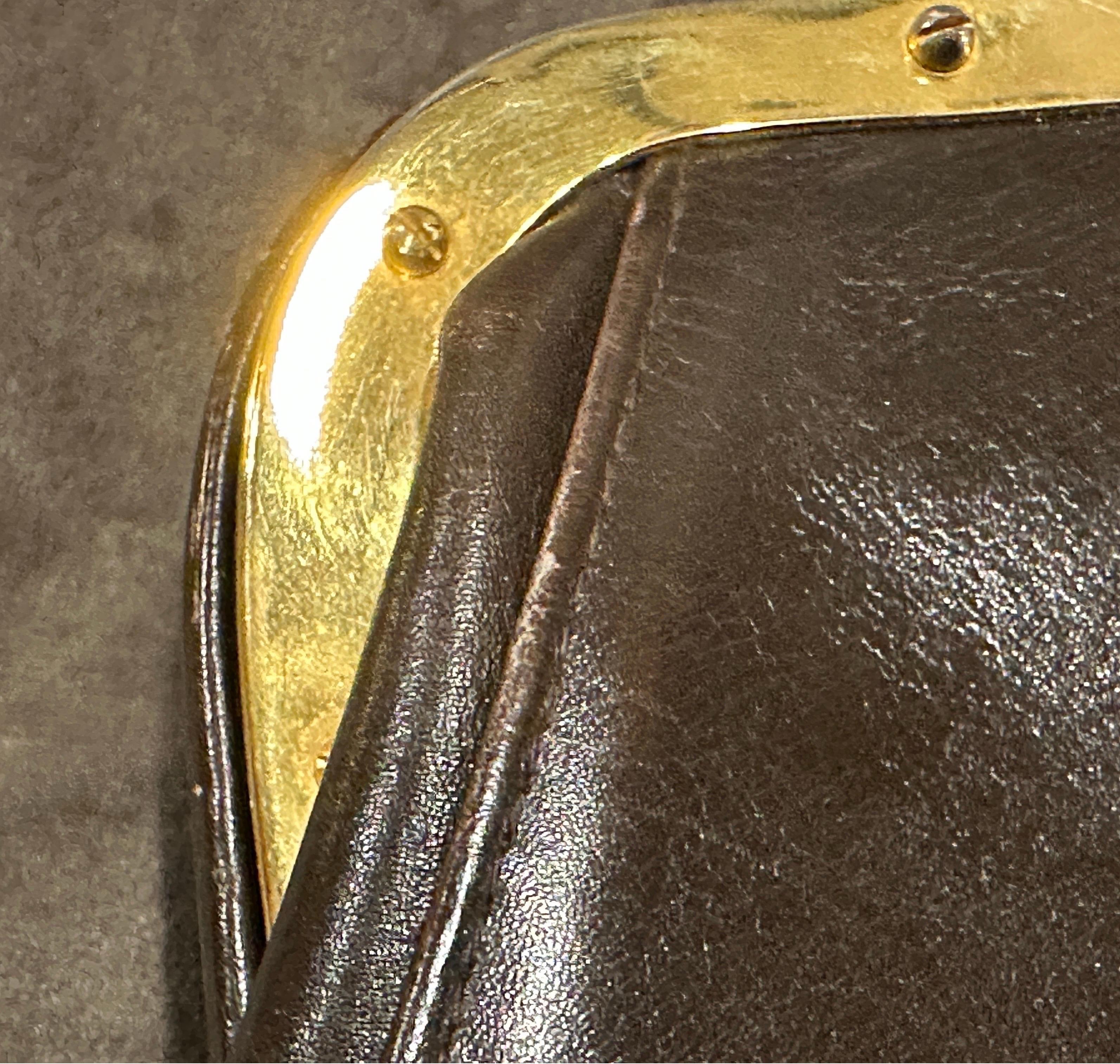 Sac à bandoulière iconique en cuir marron et laiton doré de Roberta di Camerino, datant de 1978 Pour femmes en vente