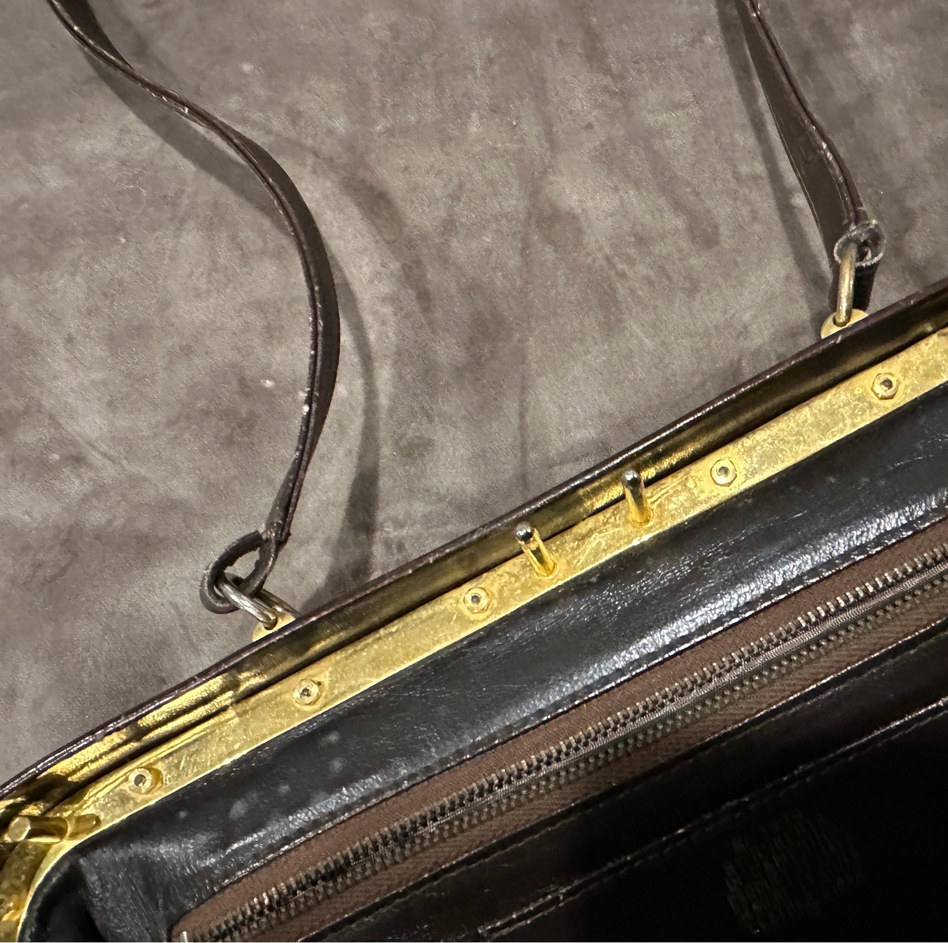 Sac à bandoulière iconique en cuir marron et laiton doré de Roberta di Camerino, datant de 1978 en vente 1