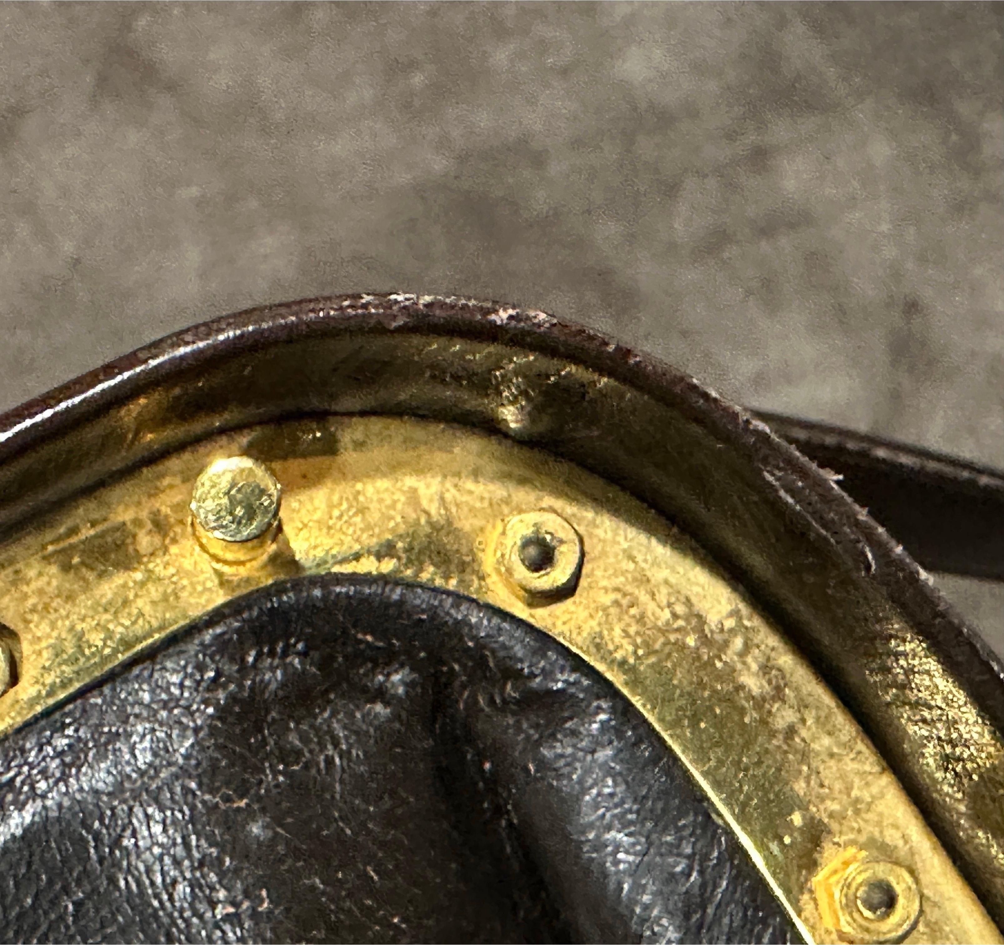 Sac à bandoulière iconique en cuir marron et laiton doré de Roberta di Camerino, datant de 1978 en vente 2