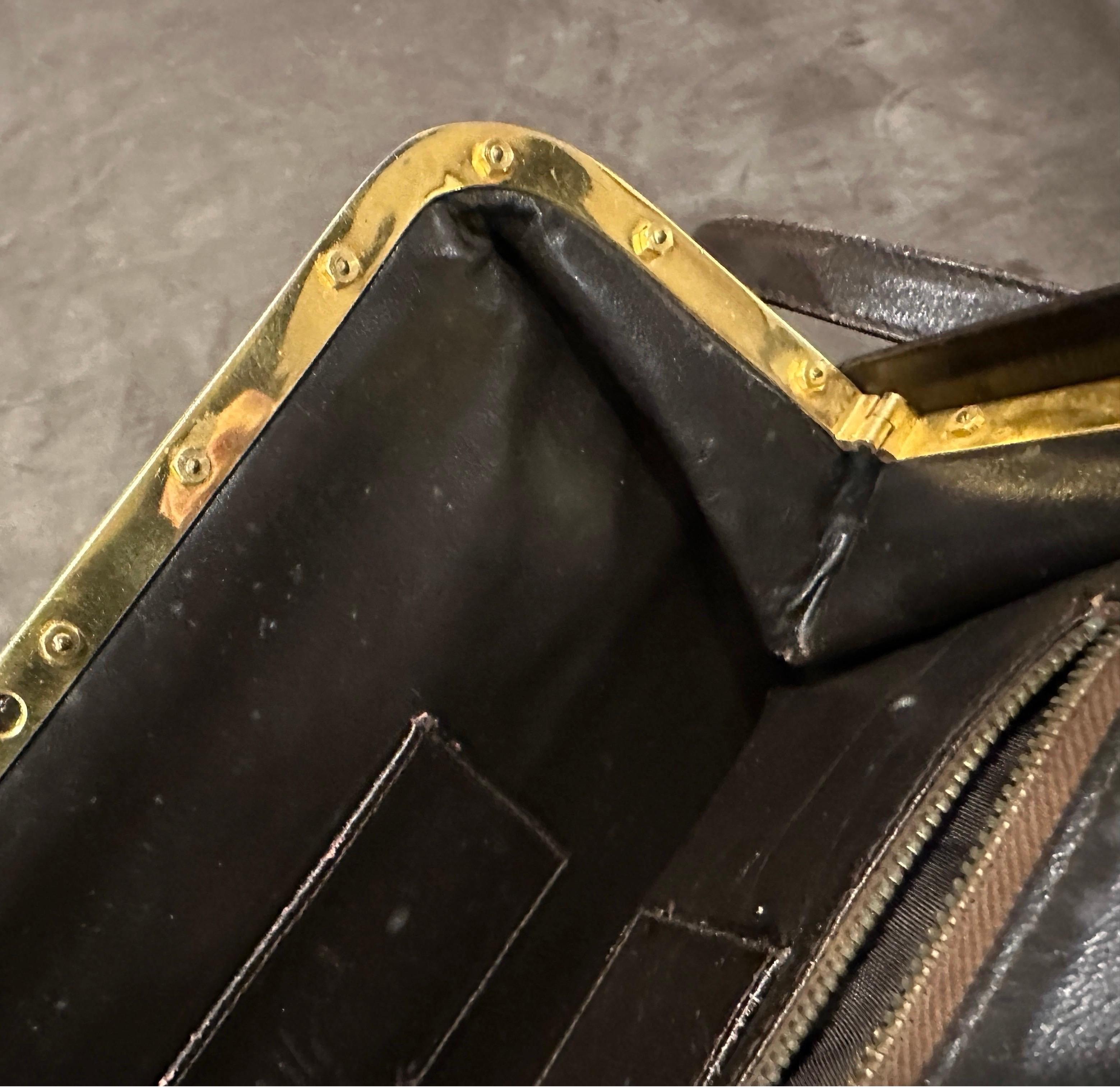 Sac à bandoulière iconique en cuir marron et laiton doré de Roberta di Camerino, datant de 1978 en vente 3
