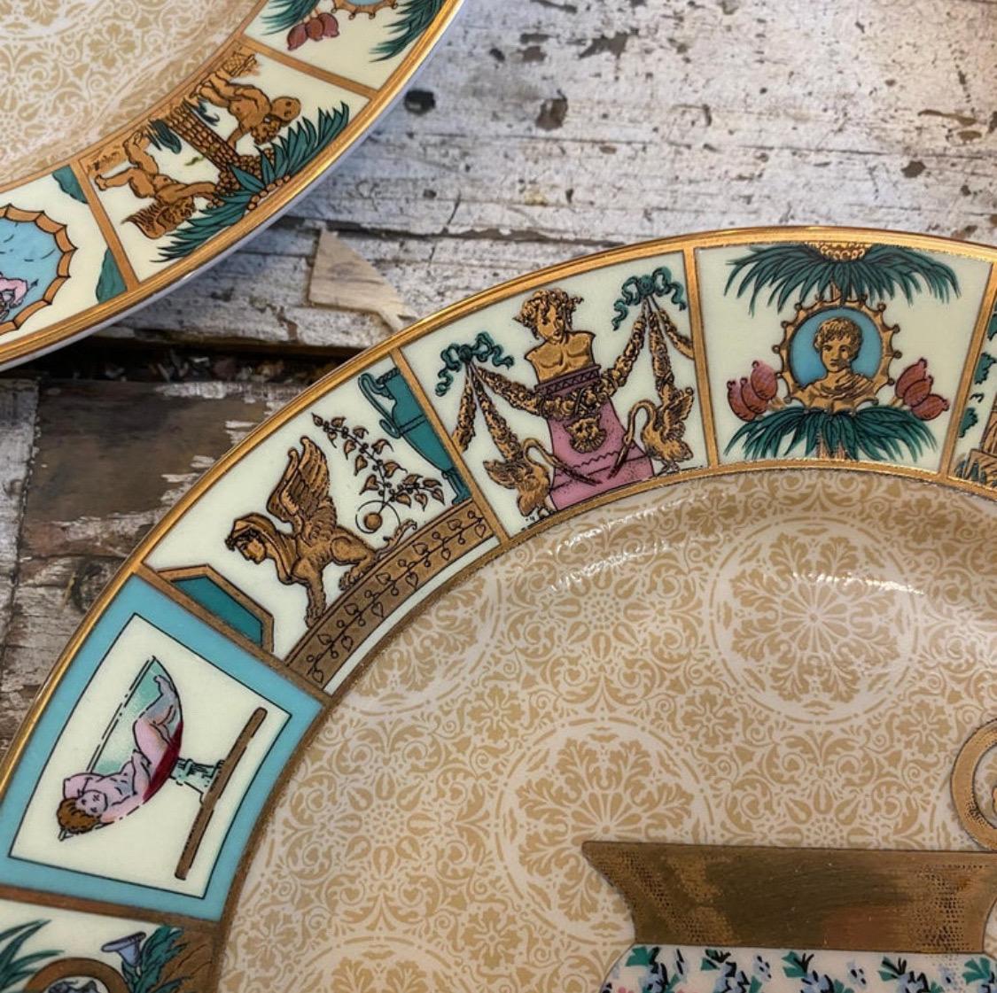 Porcelaine Magnifique ensemble de quatre assiettes murales italiennes en porcelaine de Gucci des années 1980 en vente