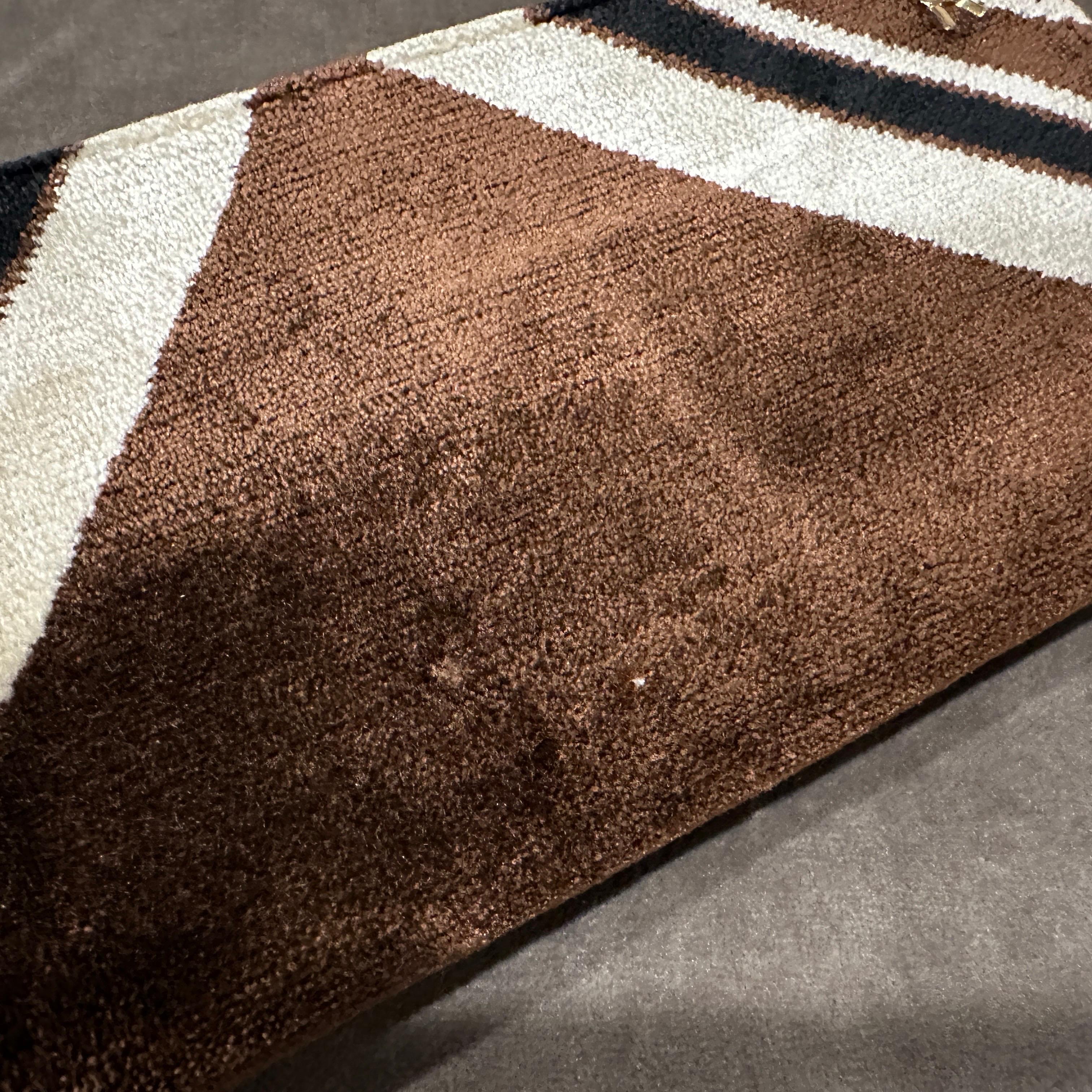 Una clutch portafoglio in velluto marrone e beige degli anni '80 di Roberta Di Camerino in vendita 7