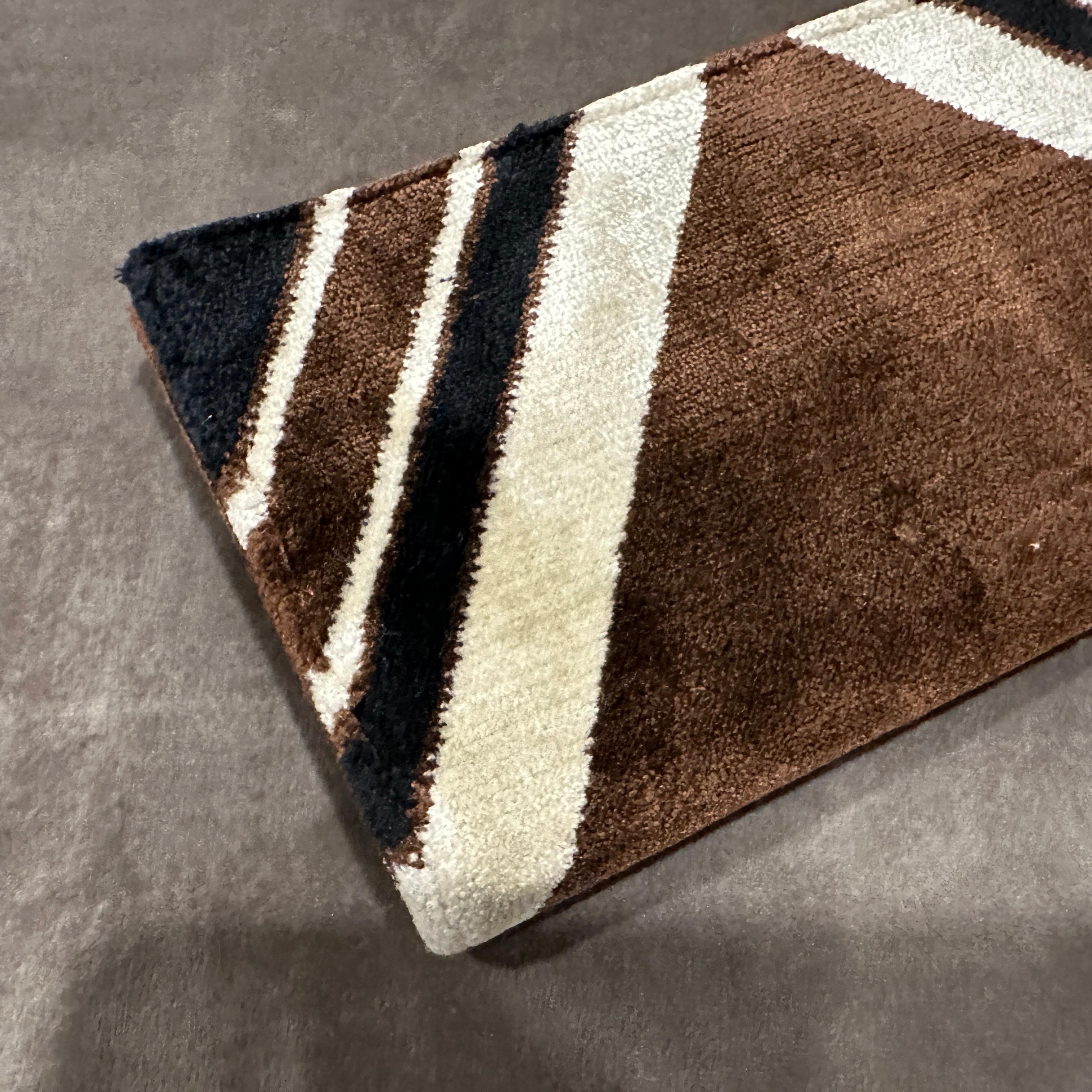 Una clutch portafoglio in velluto marrone e beige degli anni '80 di Roberta Di Camerino in vendita 10