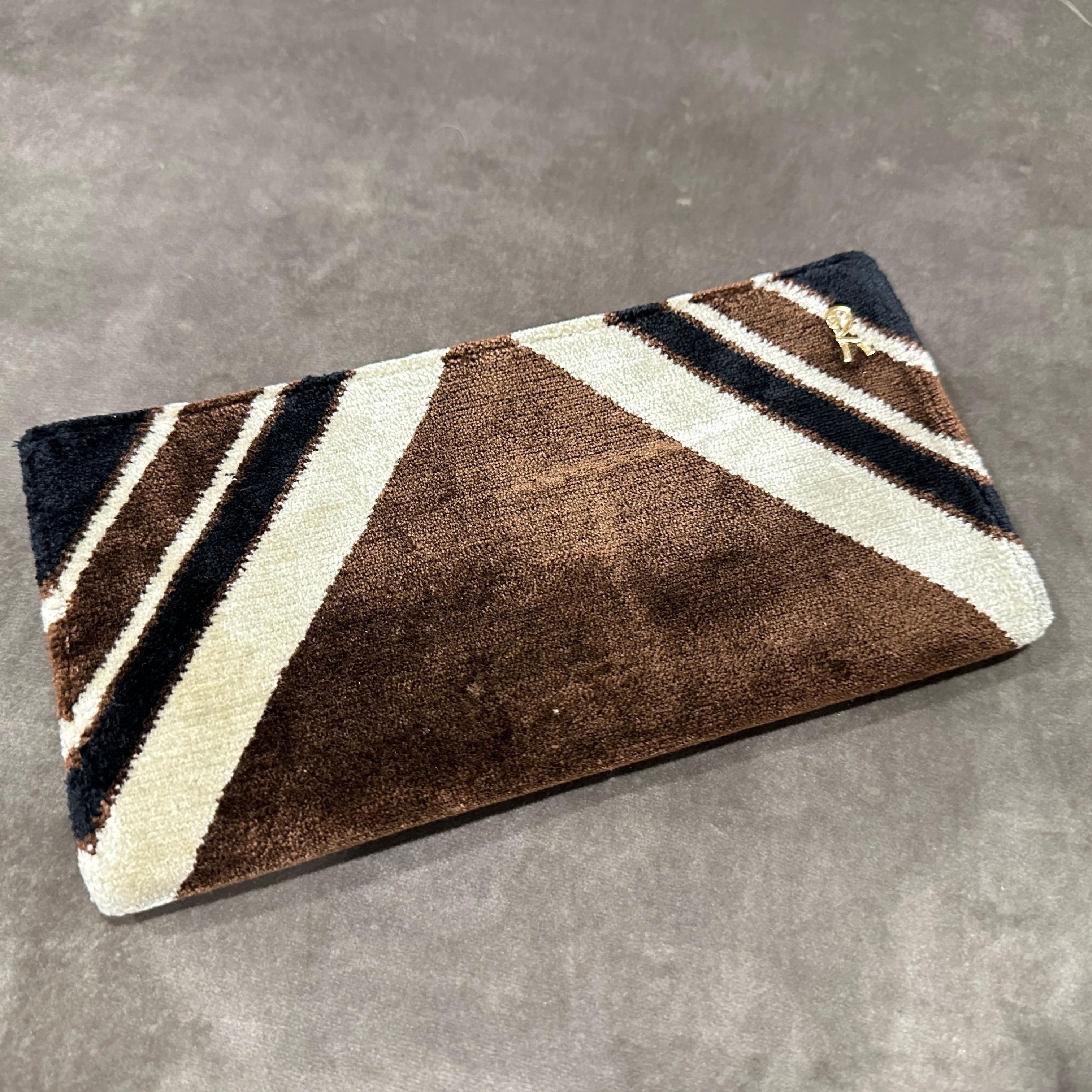 Una clutch portafoglio in velluto marrone e beige degli anni '80 di Roberta Di Camerino in vendita 11