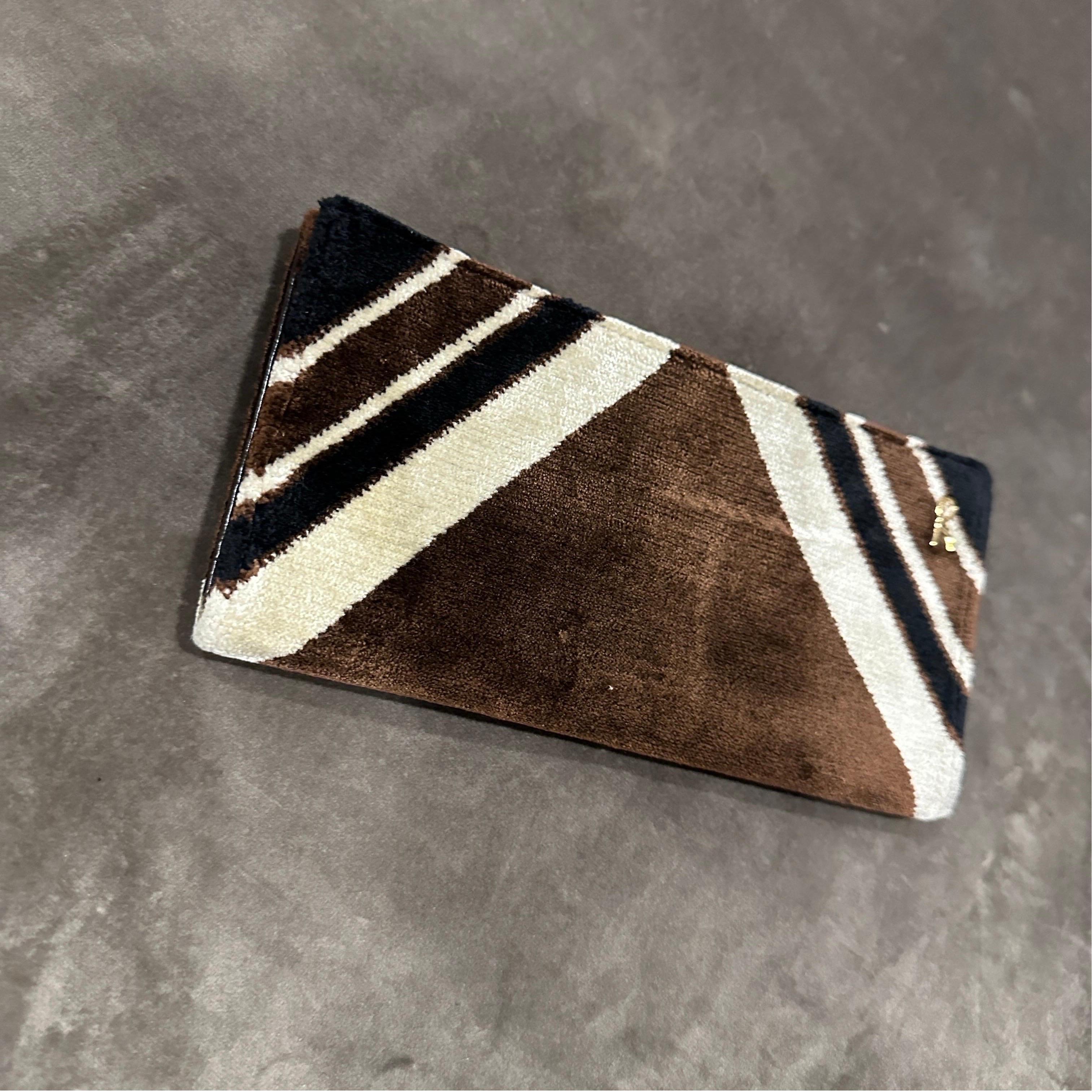 Roberta Di Camerino - Portafoglio Geometrico in Velluto Marrone e Beige - Vintage Clutch
Si tratta di un sofisticato accessorio vintage dell'iconica casa di lusso italiana Roberta Di Camerino. Funziona come una pochette o un astuccio piatto,
