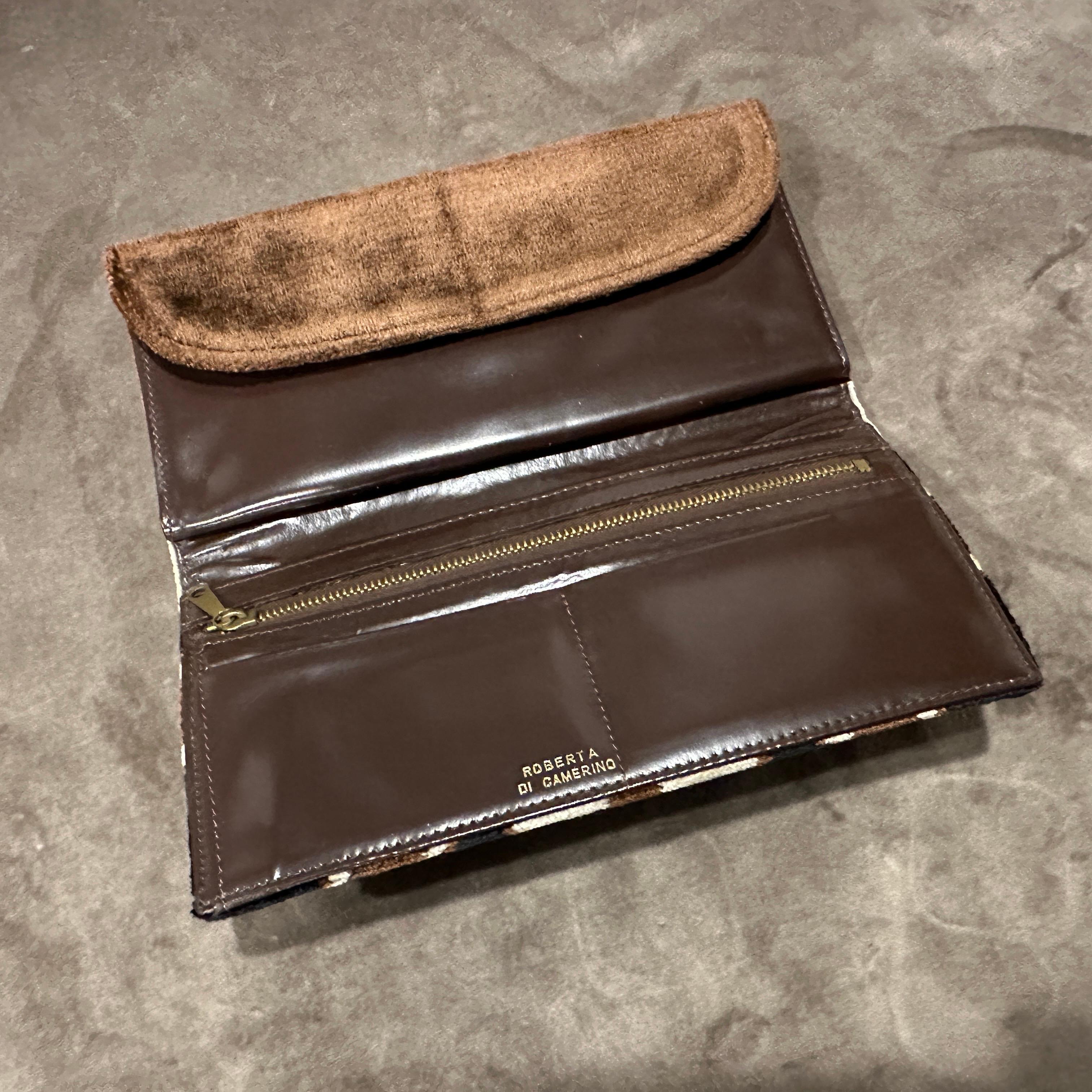 Una clutch portafoglio in velluto marrone e beige degli anni '80 di Roberta Di Camerino in vendita 1