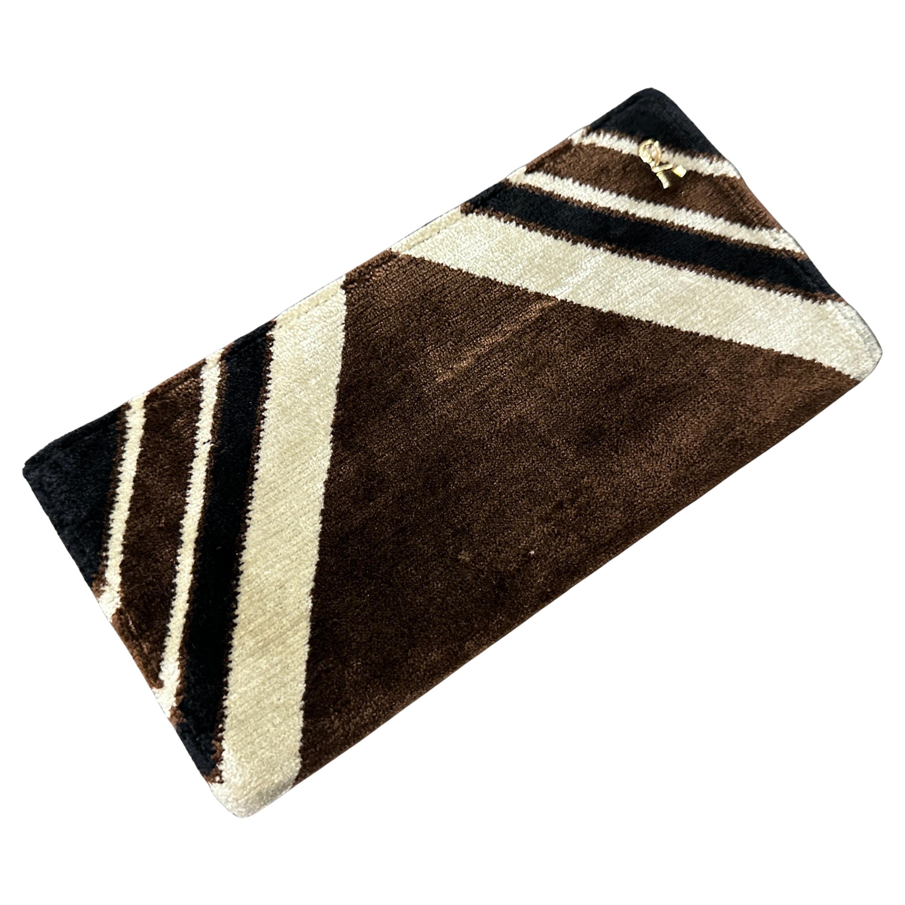 Una clutch portafoglio in velluto marrone e beige degli anni '80 di Roberta Di Camerino