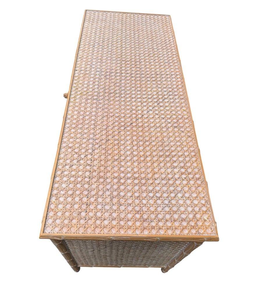 Scrivania in stile coloniale degli anni '80 in legno intagliato e rattan di Roche Bobois in vendita 7