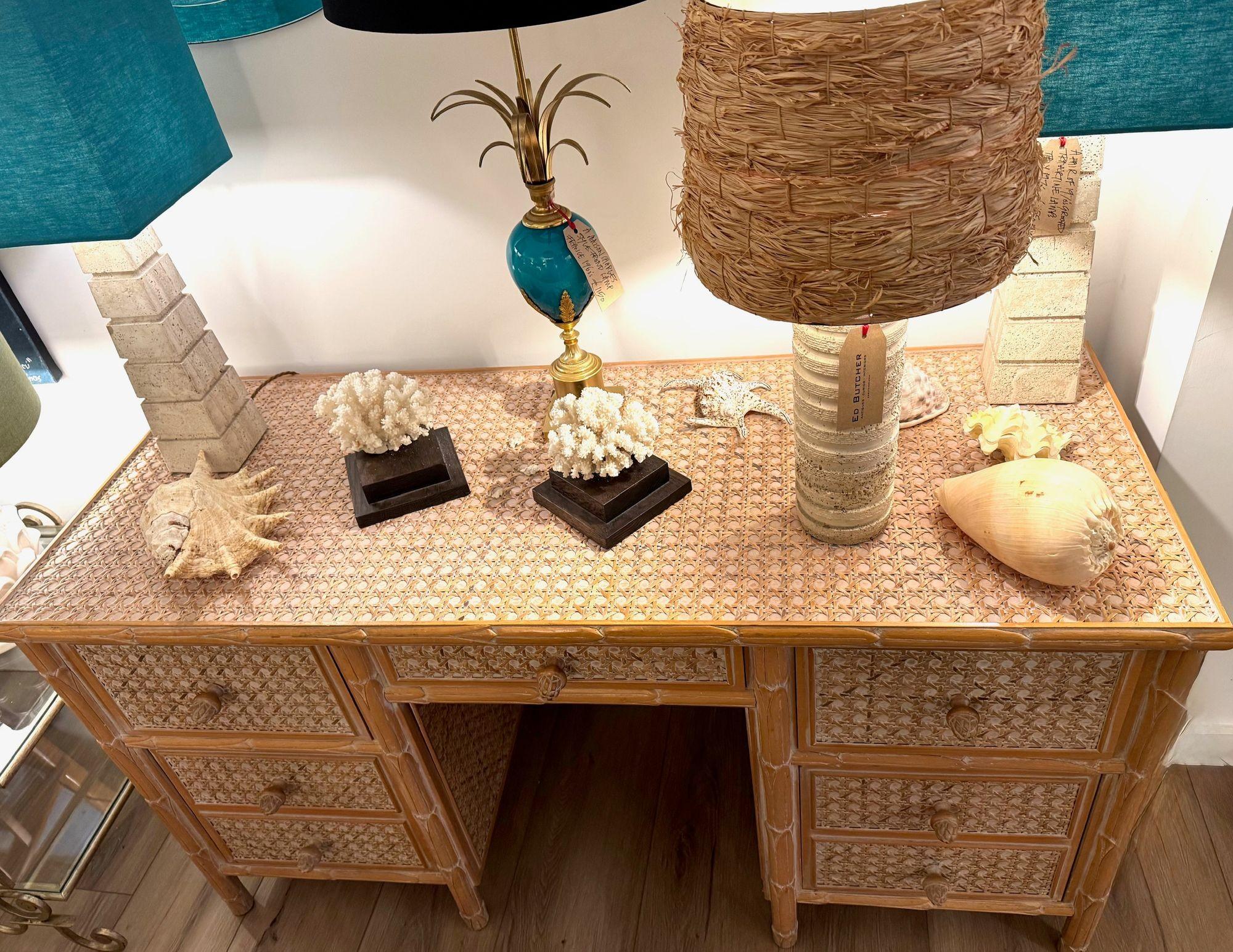 Scrivania in stile coloniale degli anni '80 in legno intagliato e rattan di Roche Bobois in vendita 8