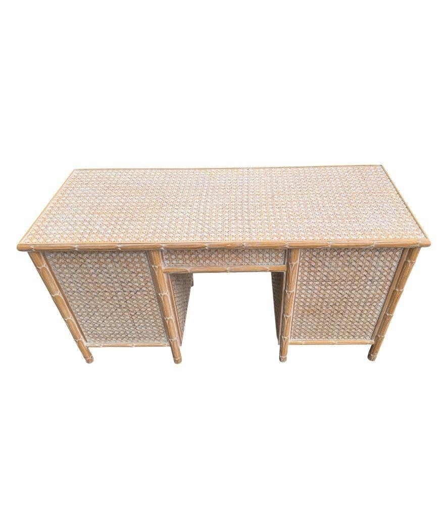 Scrivania in stile coloniale degli anni '80 in legno intagliato e rattan di Roche Bobois in vendita 13