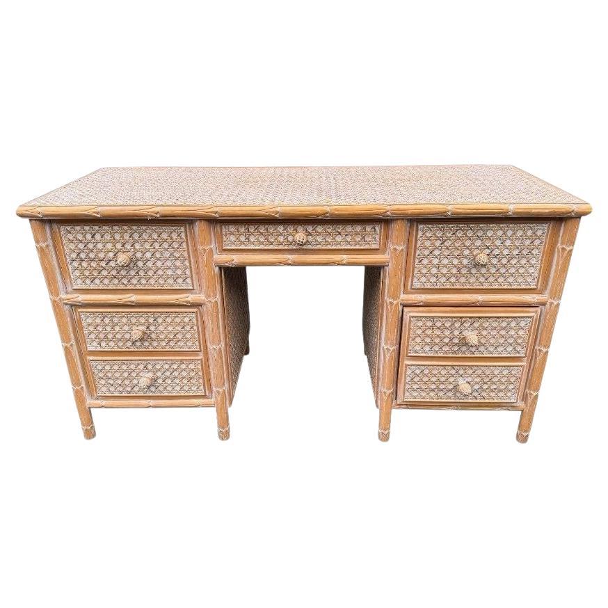 Scrivania in stile coloniale degli anni
80 in legno intagliato e rattan di Roche Bobois