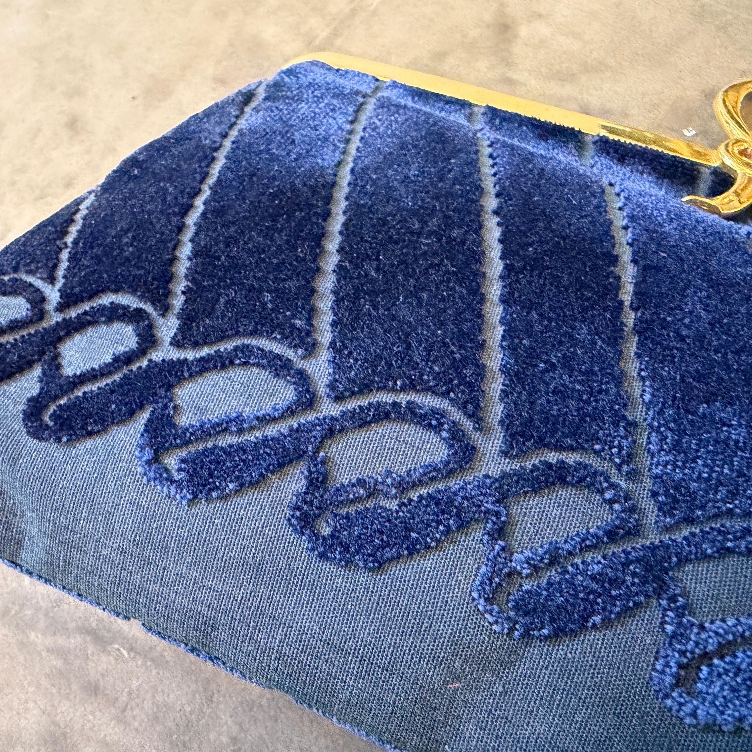 A 1980s Elegant Blue Velvet and Brass Evening Bag by Roberta di Camerino in vendita 6