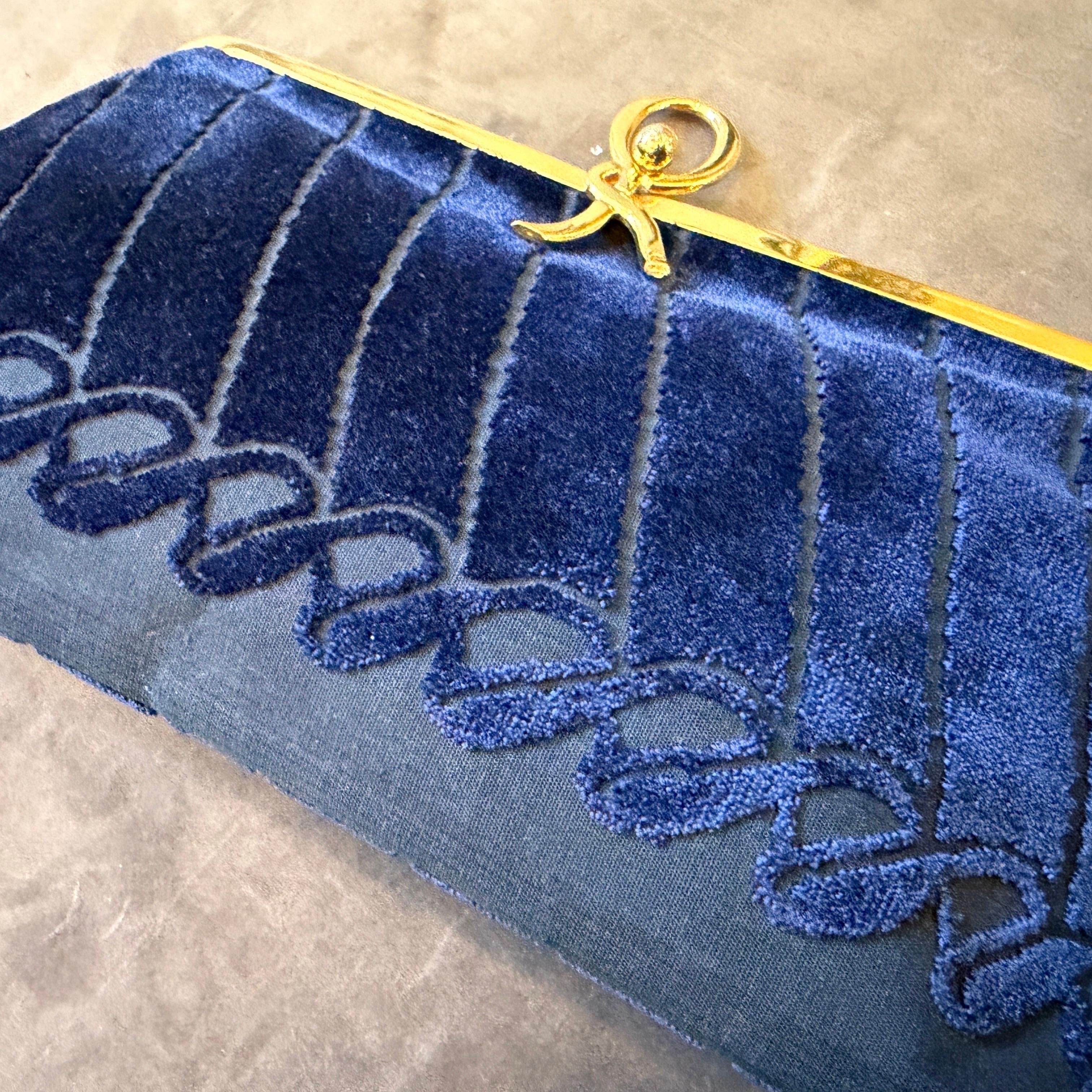 A 1980s Elegant Blue Velvet and Brass Evening Bag by Roberta di Camerino in vendita 7