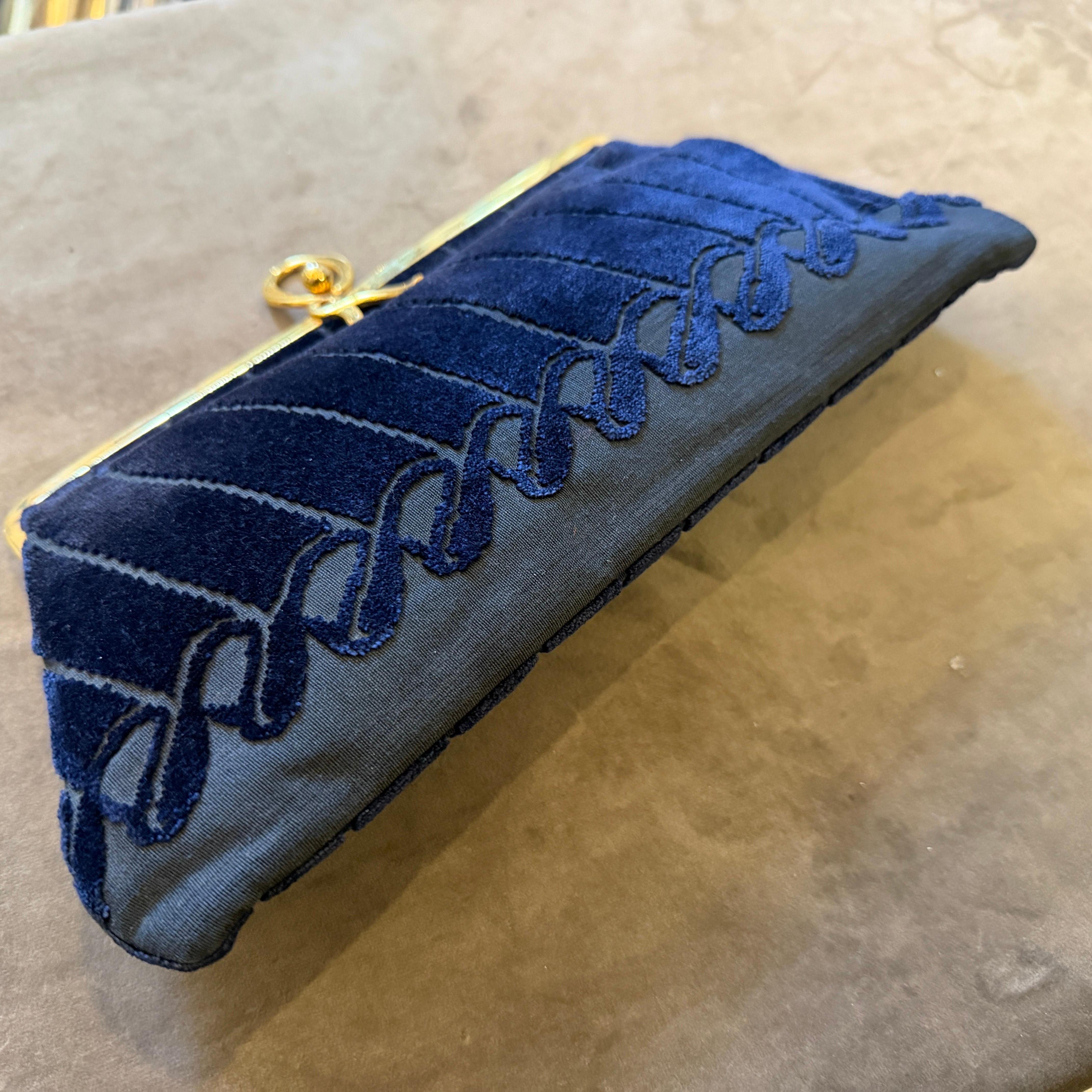 A 1980s Elegant Blue Velvet and Brass Evening Bag by Roberta di Camerino In condizioni ottime in vendita a Aci Castello, IT