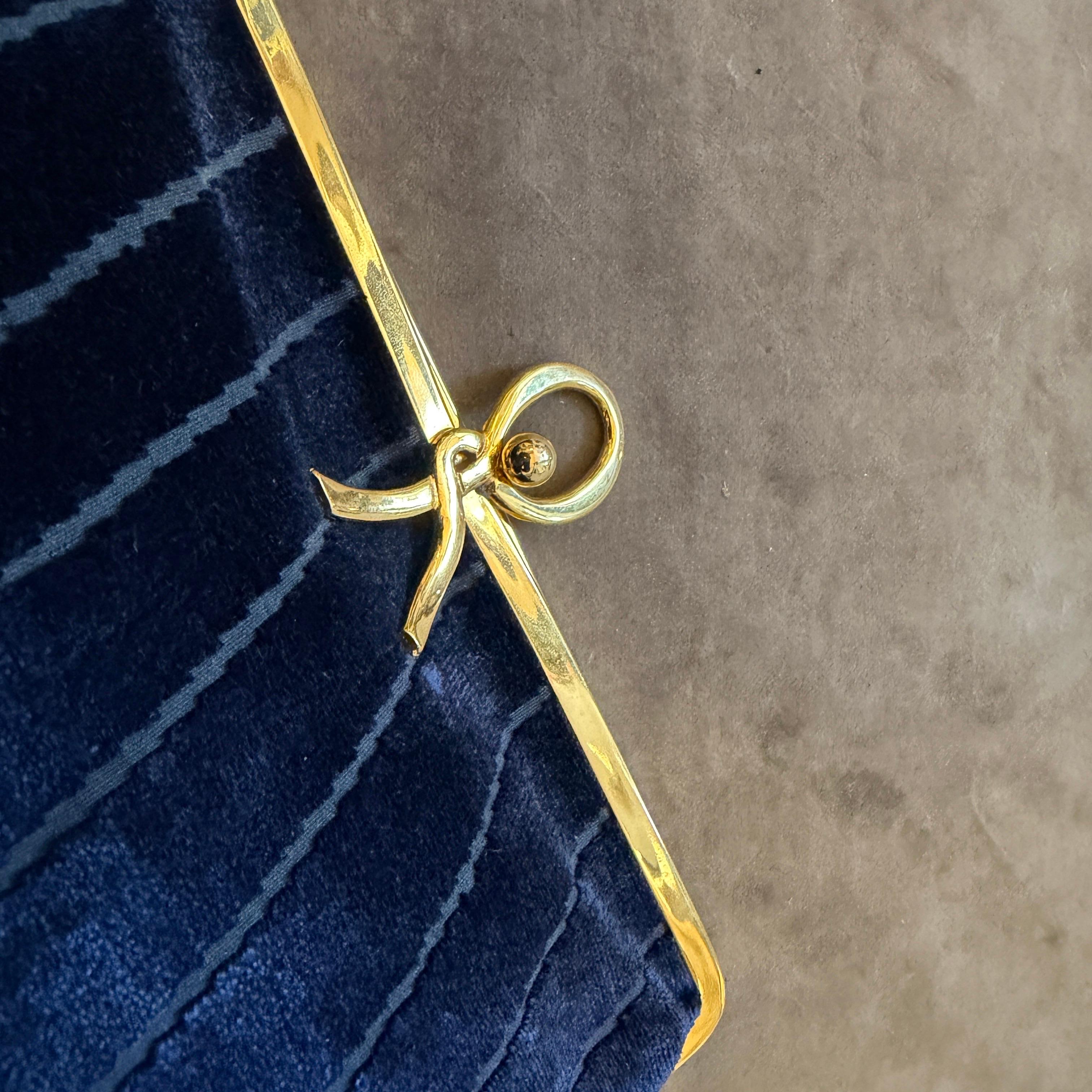 Donna A 1980s Elegant Blue Velvet and Brass Evening Bag by Roberta di Camerino in vendita