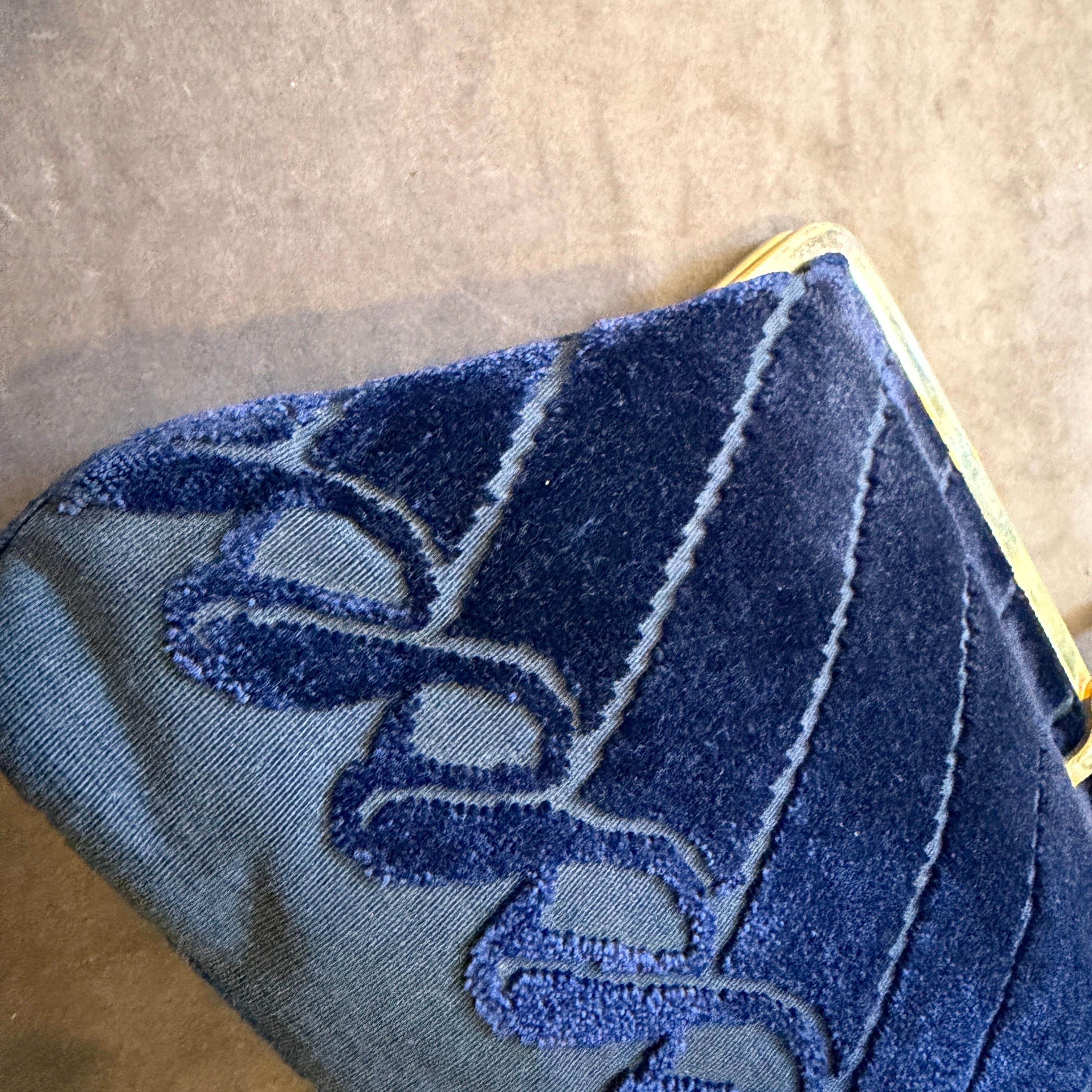 A 1980s Elegant Blue Velvet and Brass Evening Bag by Roberta di Camerino in vendita 3