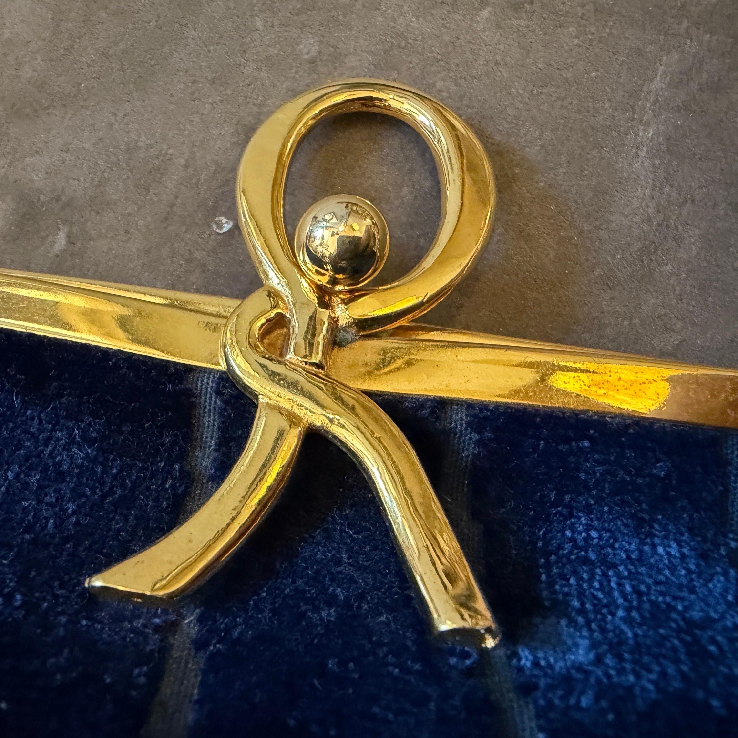 A 1980s Elegant Blue Velvet and Brass Evening Bag by Roberta di Camerino in vendita 4