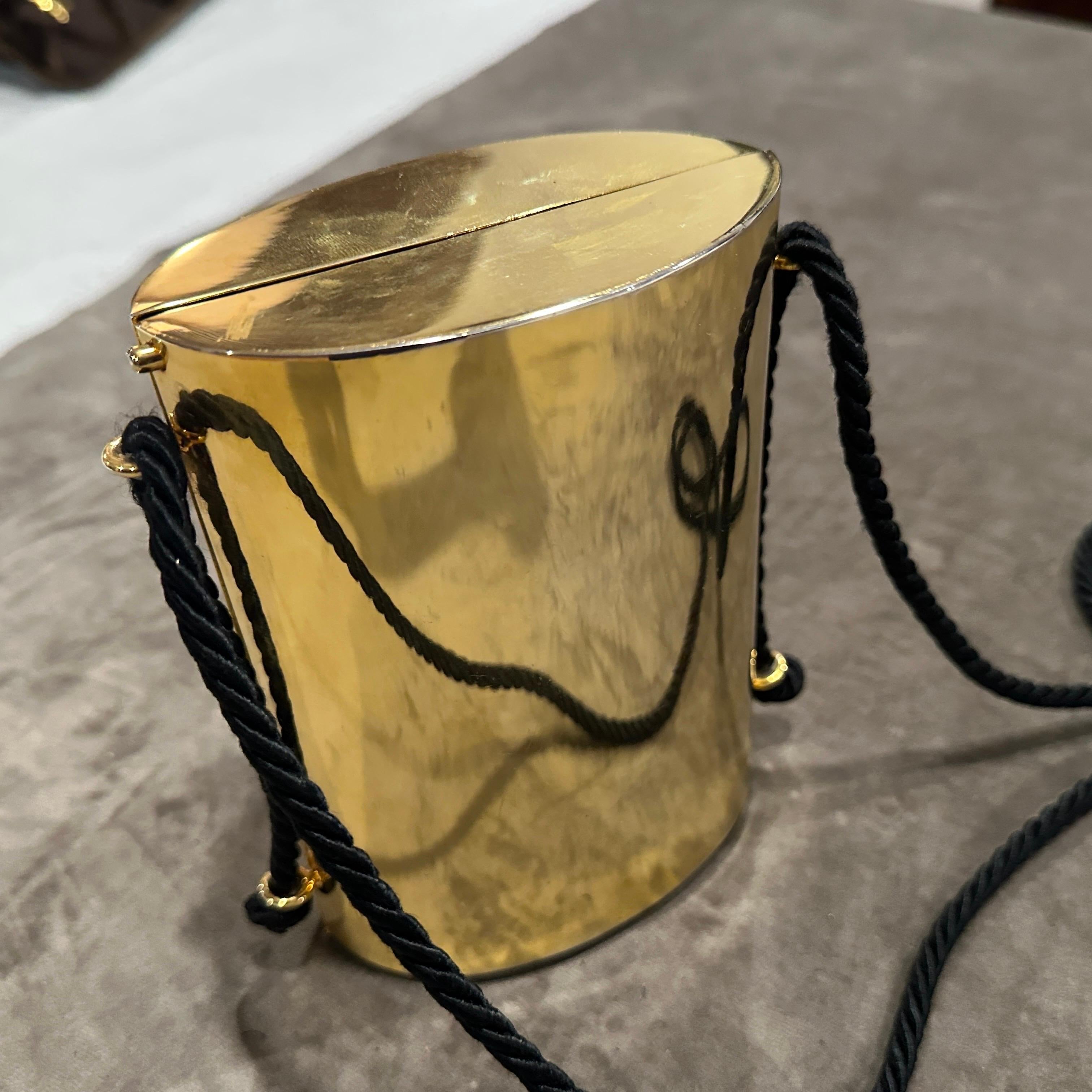 A 1980s Extravagant Brass, Leather and Black Rope Italian Minaudière en vente 6