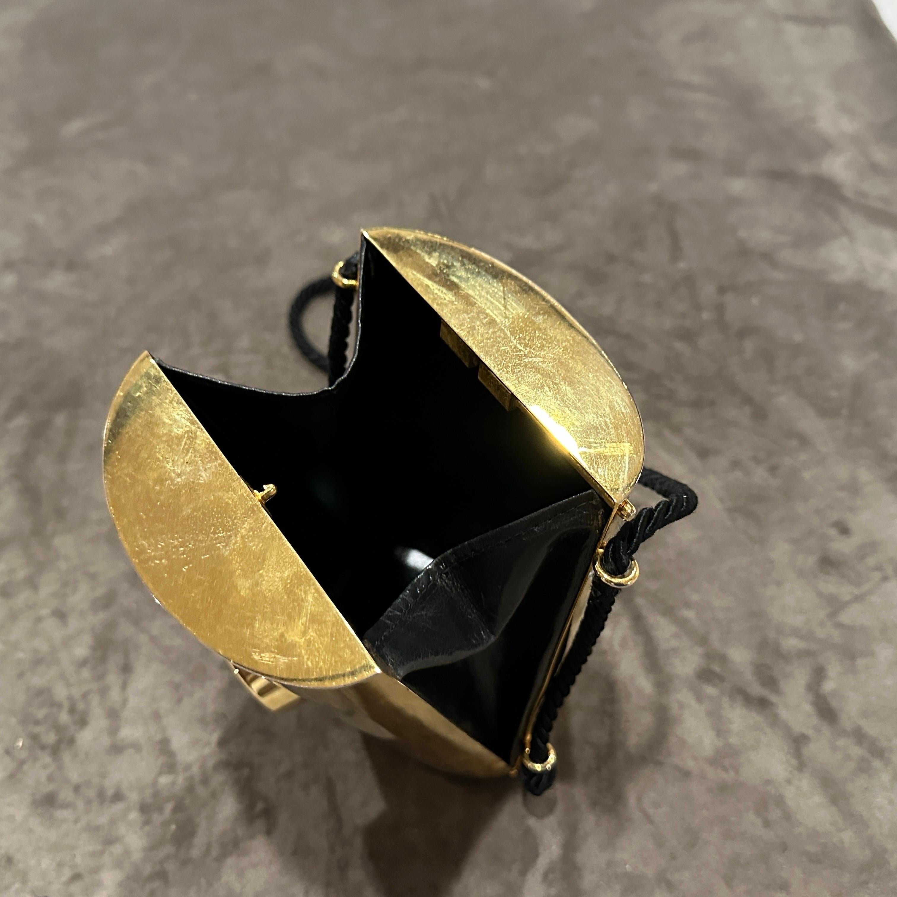 A 1980s Extravagant Brass, Leather and Black Rope Italian Minaudière en vente 8