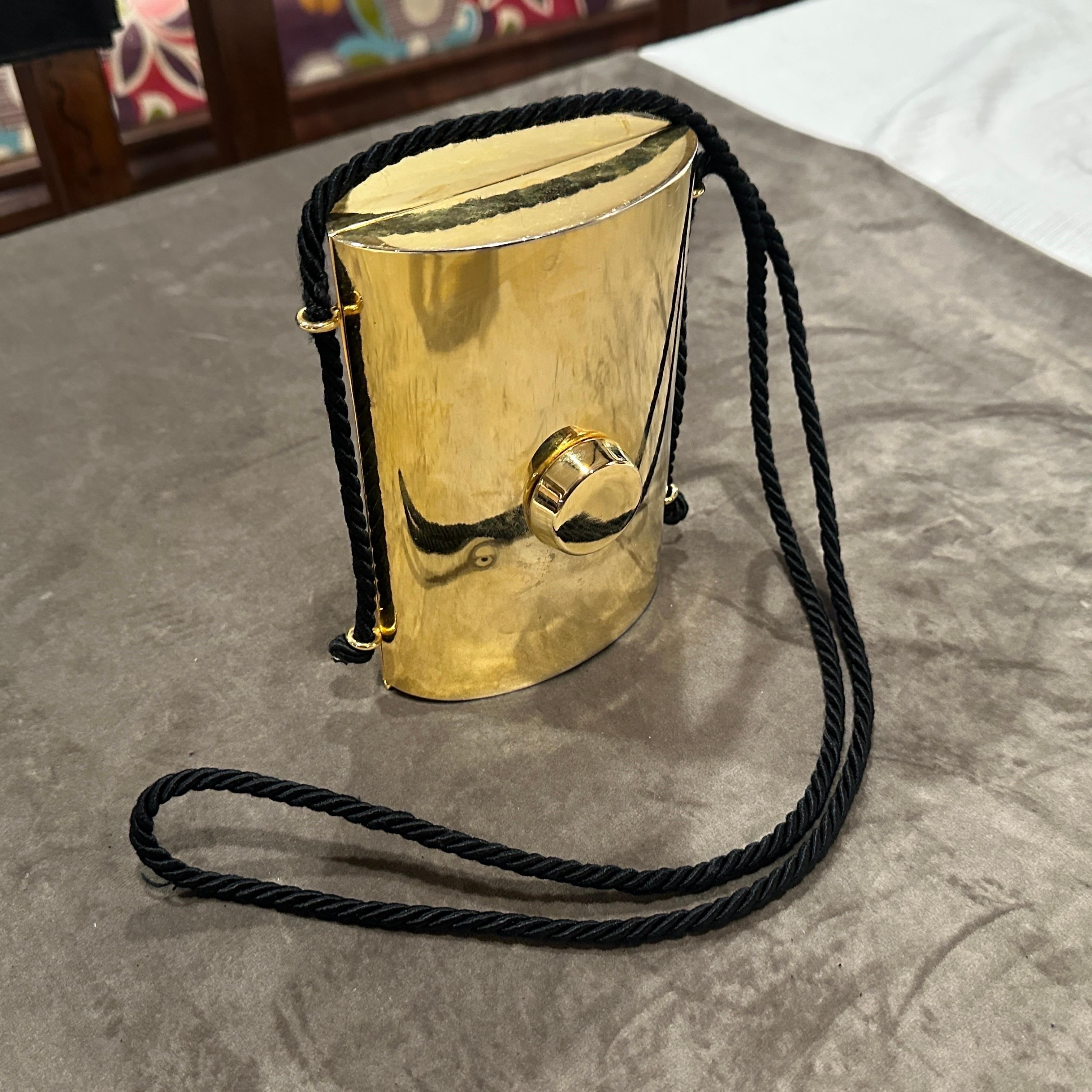 A 1980s Extravagant Brass, Leather and Black Rope Italian Minaudière en vente 2