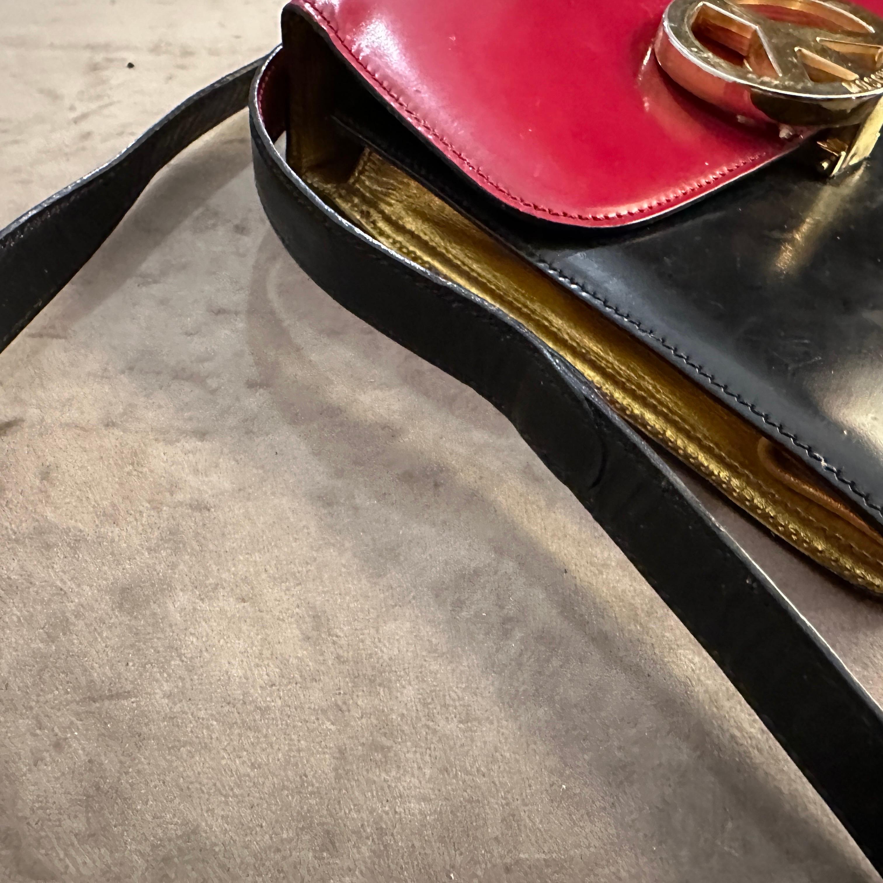 A 1980s Iconic Franco Moschino Small Hand Bag In Good Condition For Sale In Aci Castello, IT