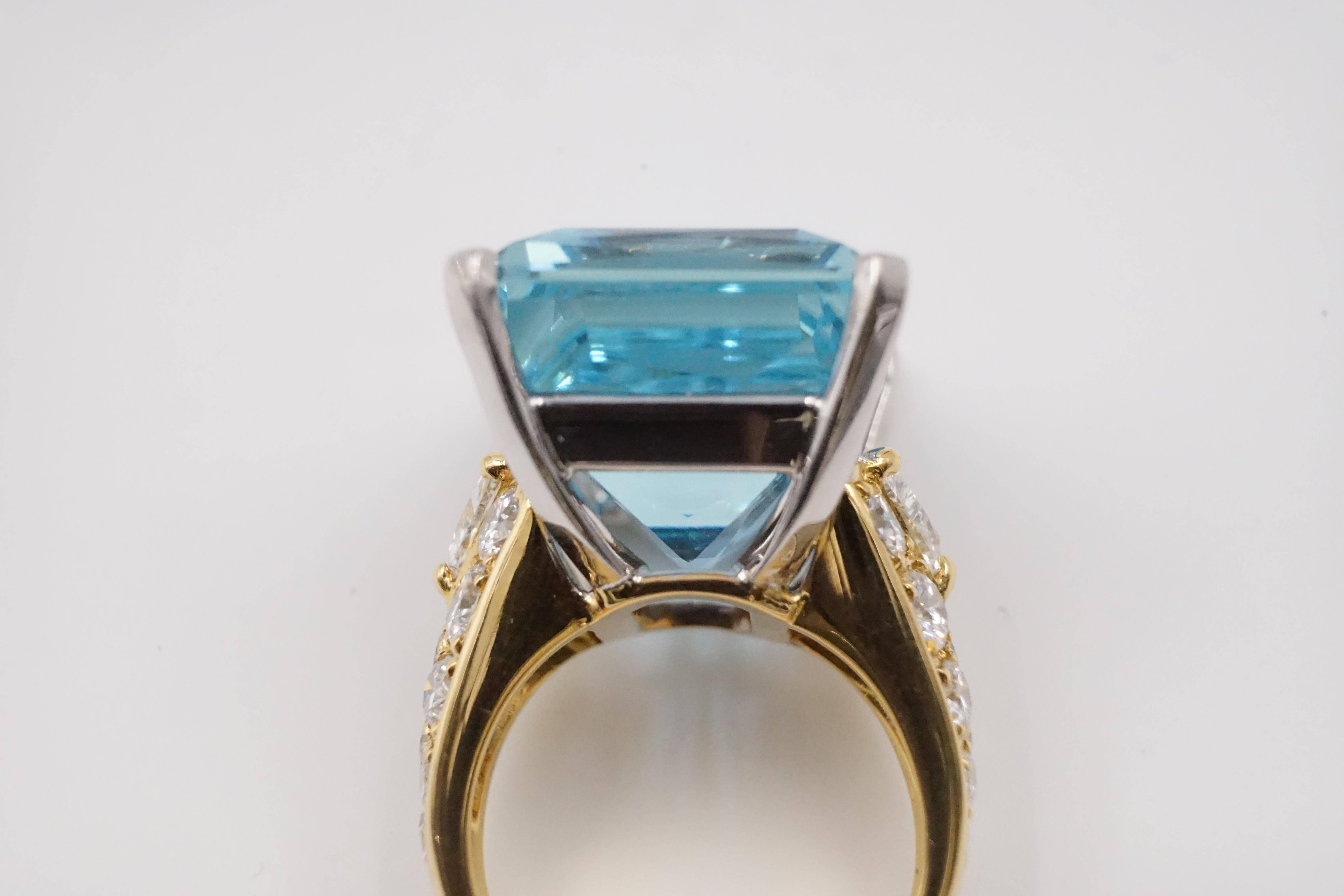 Women's or Men's 1980s Large Aquamarine, Diamond and 18 Carat Gold Ring by Repossi