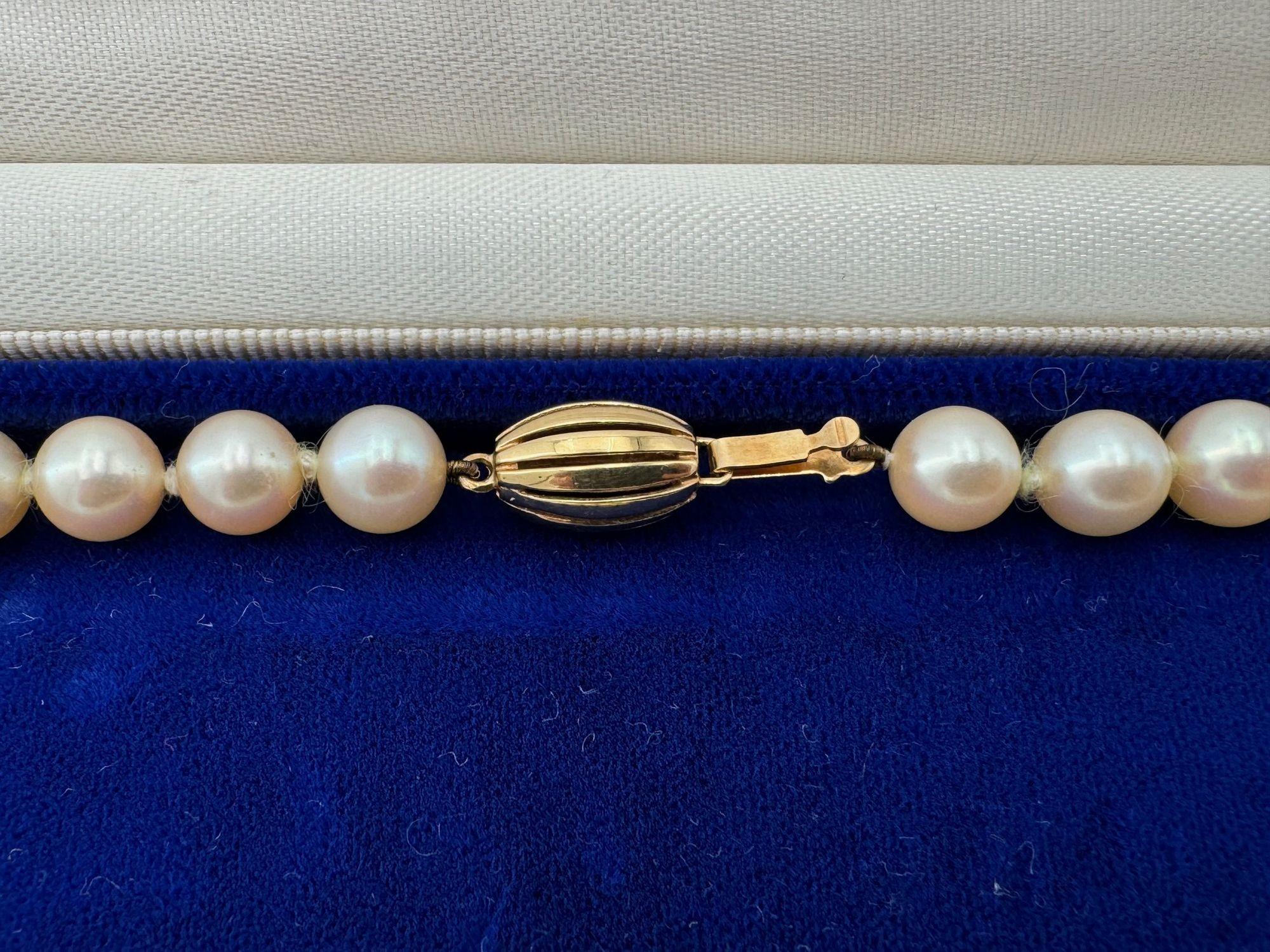 A 1980s Mappin and Webb Akoya pearl necklace with 18 carat gold clasp For Sale 3