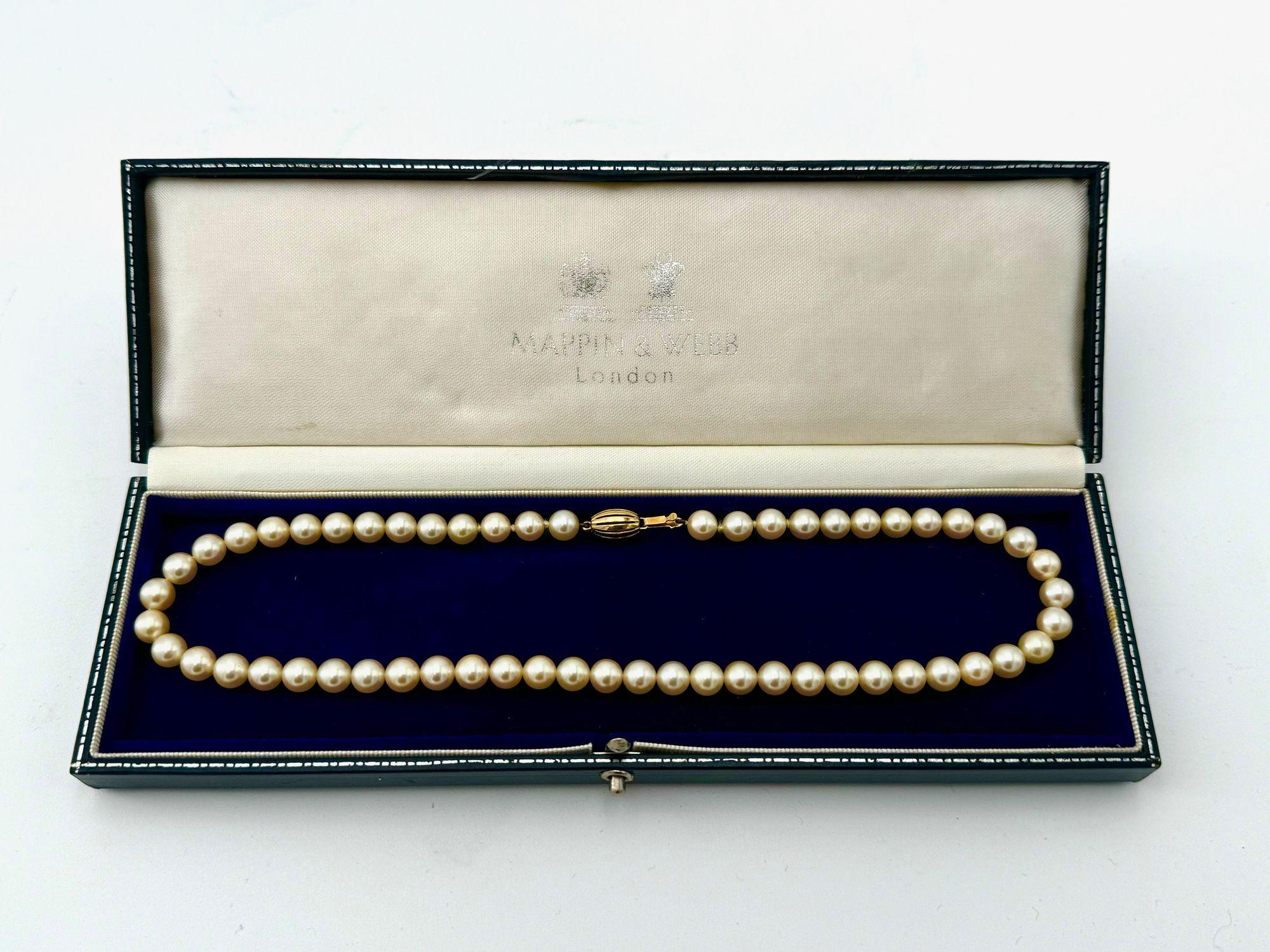 A 1980s Mappin and Webb Akoya pearl necklace with 18 carat gold clasp For Sale 9
