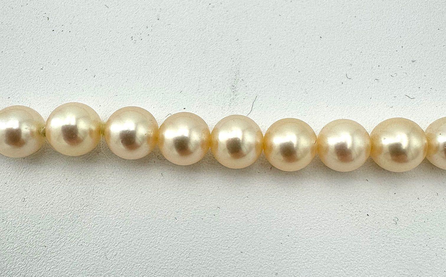 A 1980s Mappin and Webb Akoya pearl necklace with 18 carat gold clasp For Sale 10
