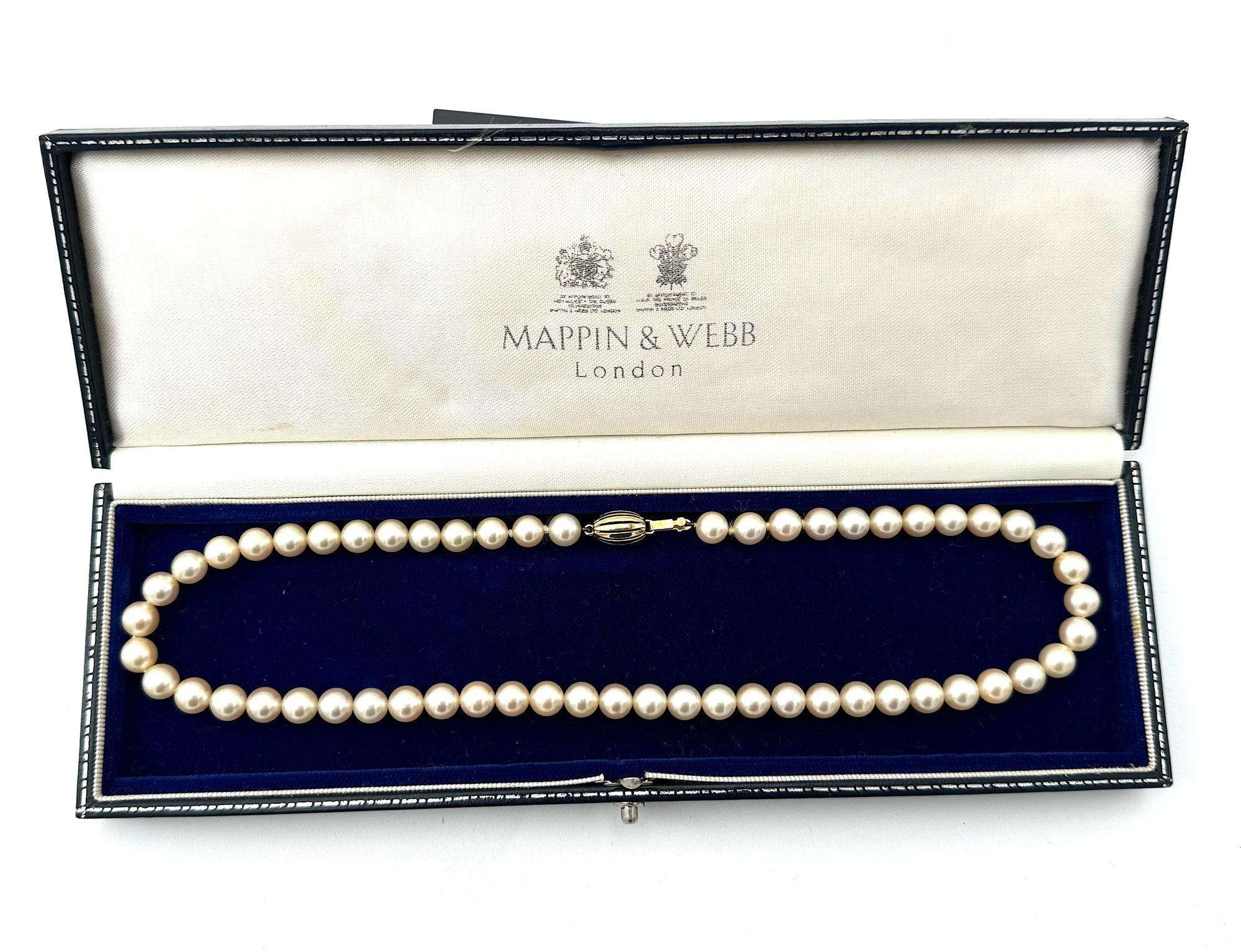 A 1980s Mappin and Webb Akoya pearl necklace with 18 carat gold clasp For Sale 12