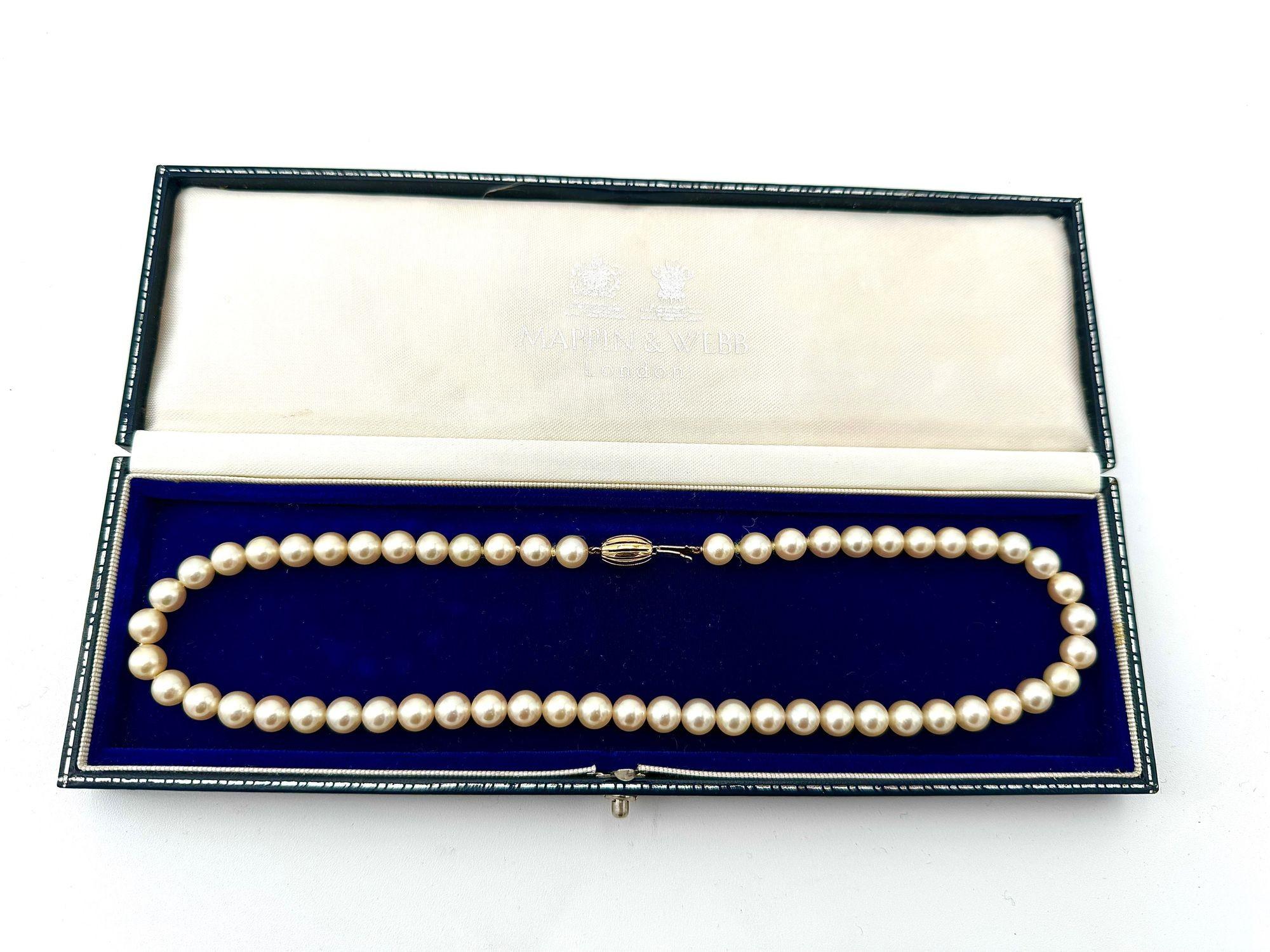 Hollywood Regency A 1980s Mappin and Webb Akoya pearl necklace with 18 carat gold clasp For Sale