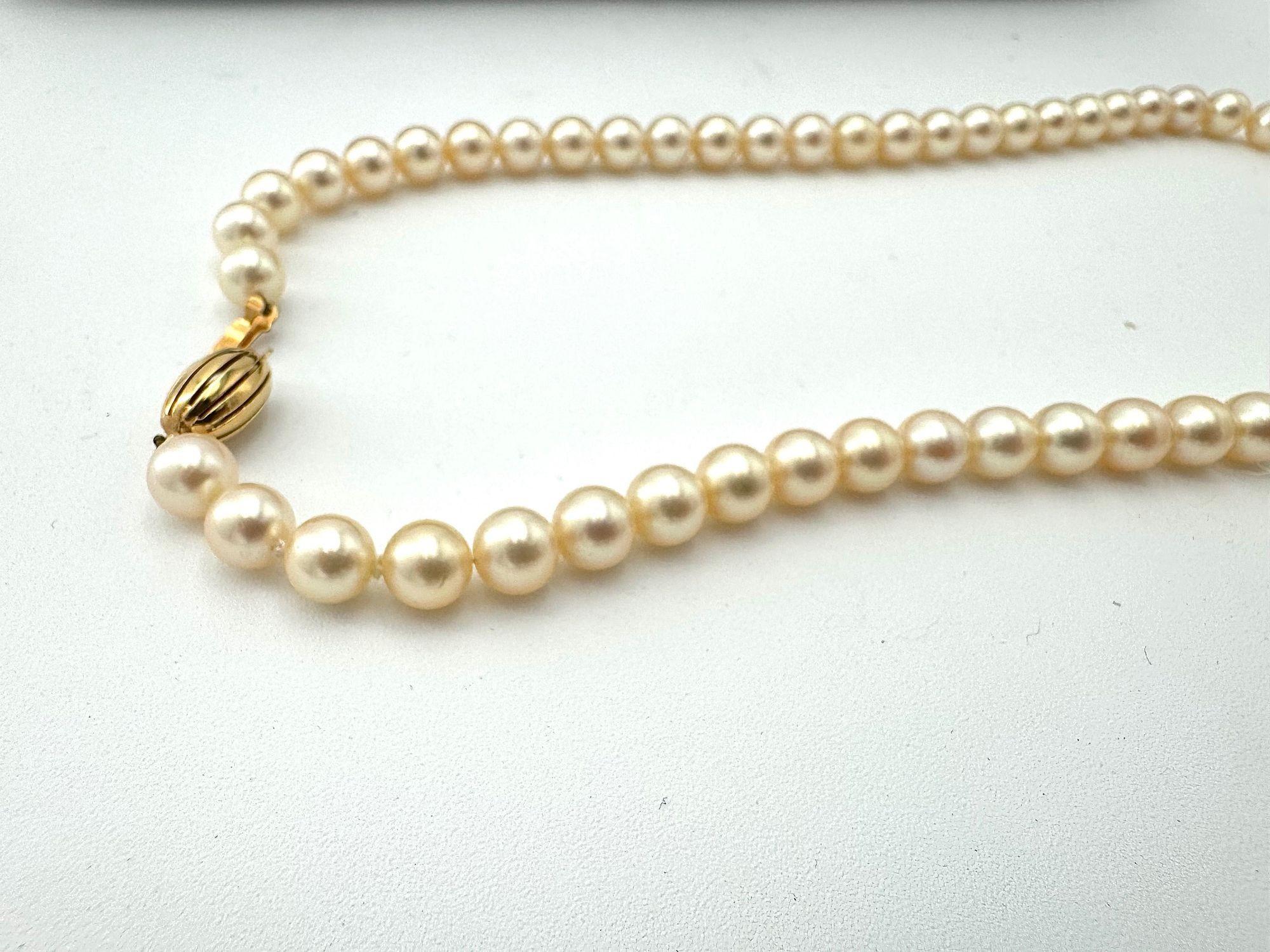 English A 1980s Mappin and Webb Akoya pearl necklace with 18 carat gold clasp For Sale