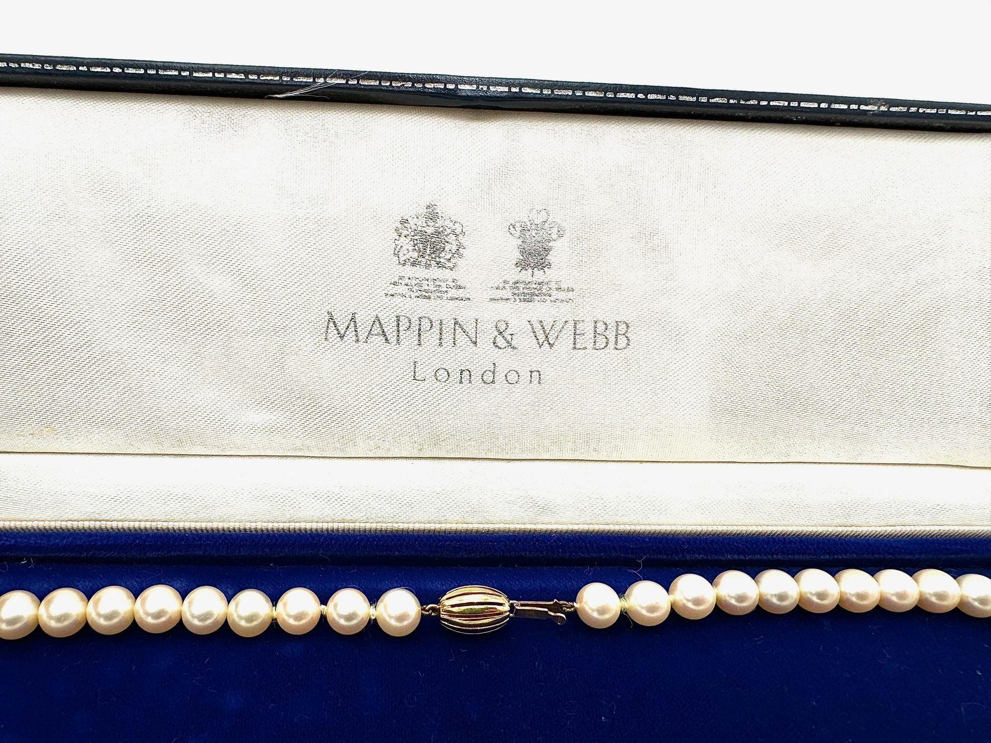 A 1980s Mappin and Webb Akoya pearl necklace with 18 carat gold clasp In Good Condition For Sale In London, GB