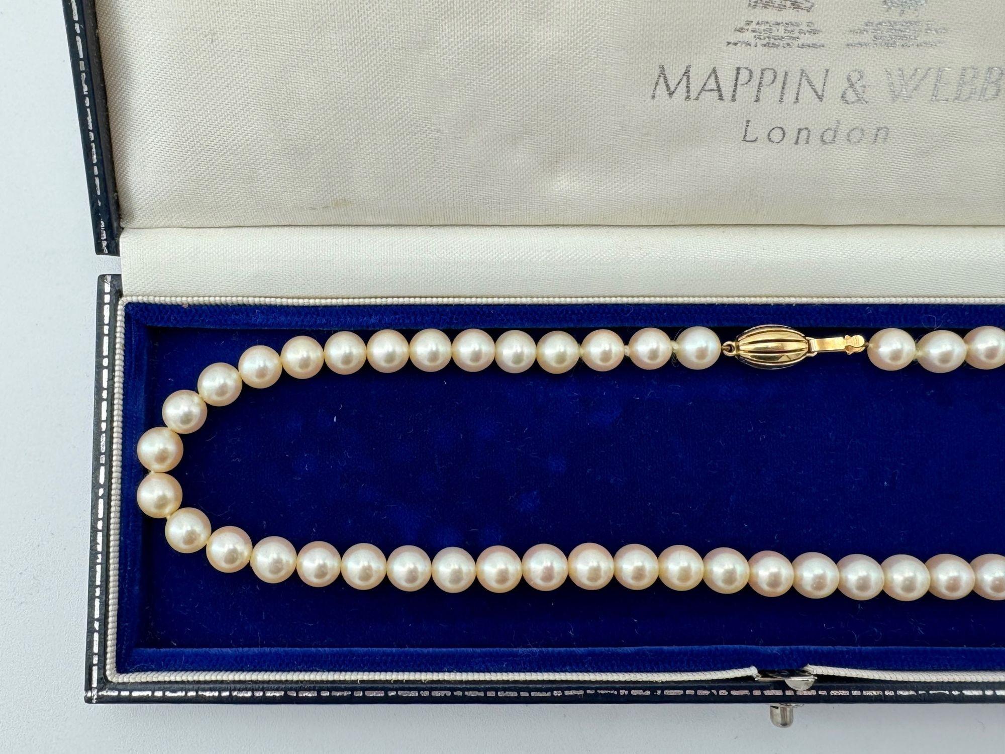 A 1980s Mappin and Webb Akoya pearl necklace with 18 carat gold clasp For Sale 1
