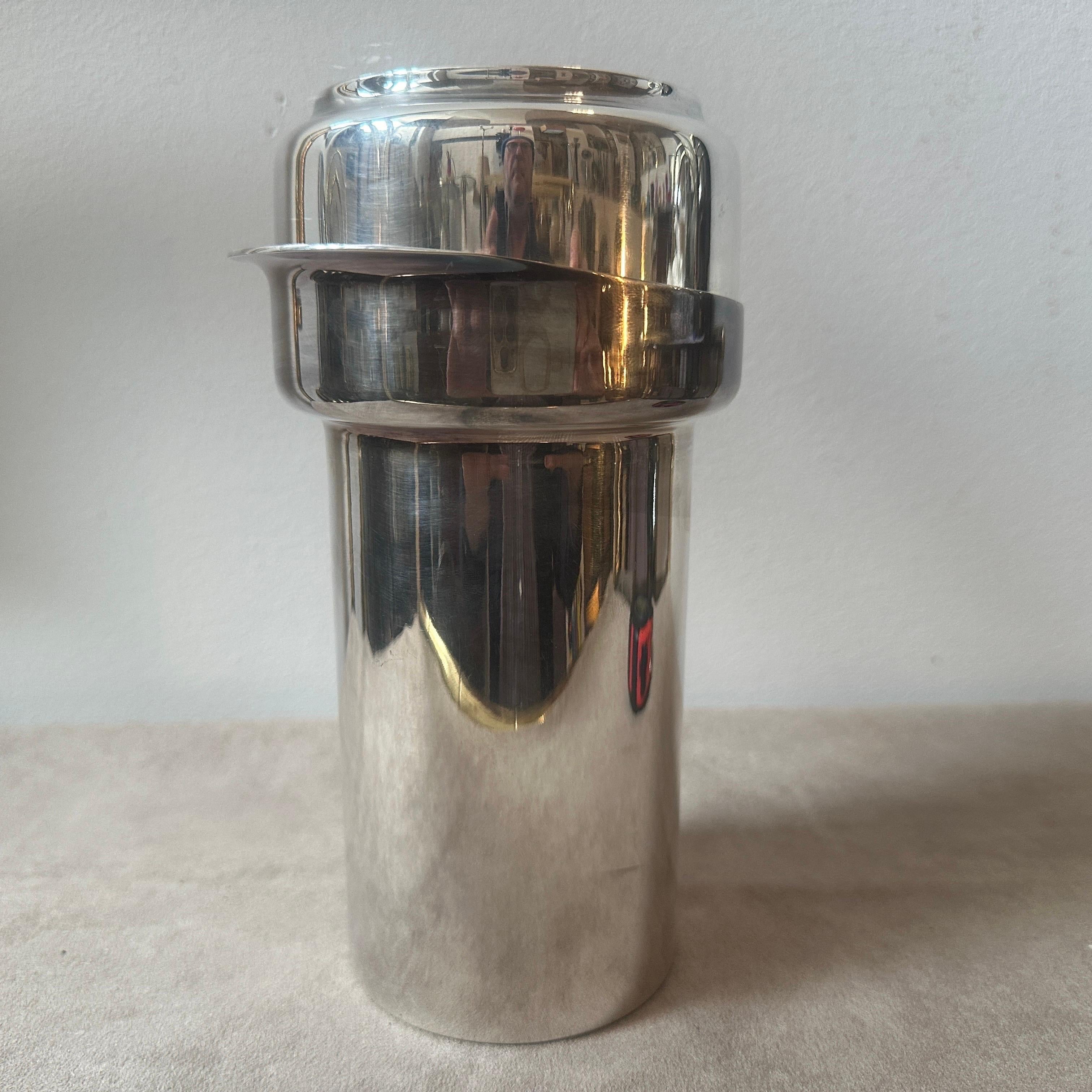An iconic cocktail shaker designed by Lino Sabattini and manufactured by Sabattini Argenteria, it's in very good condition overall and marked on the bottom. This Cocktail Shaker by Lino Sabattini exemplifies the sleek, avant-garde aesthetics of the