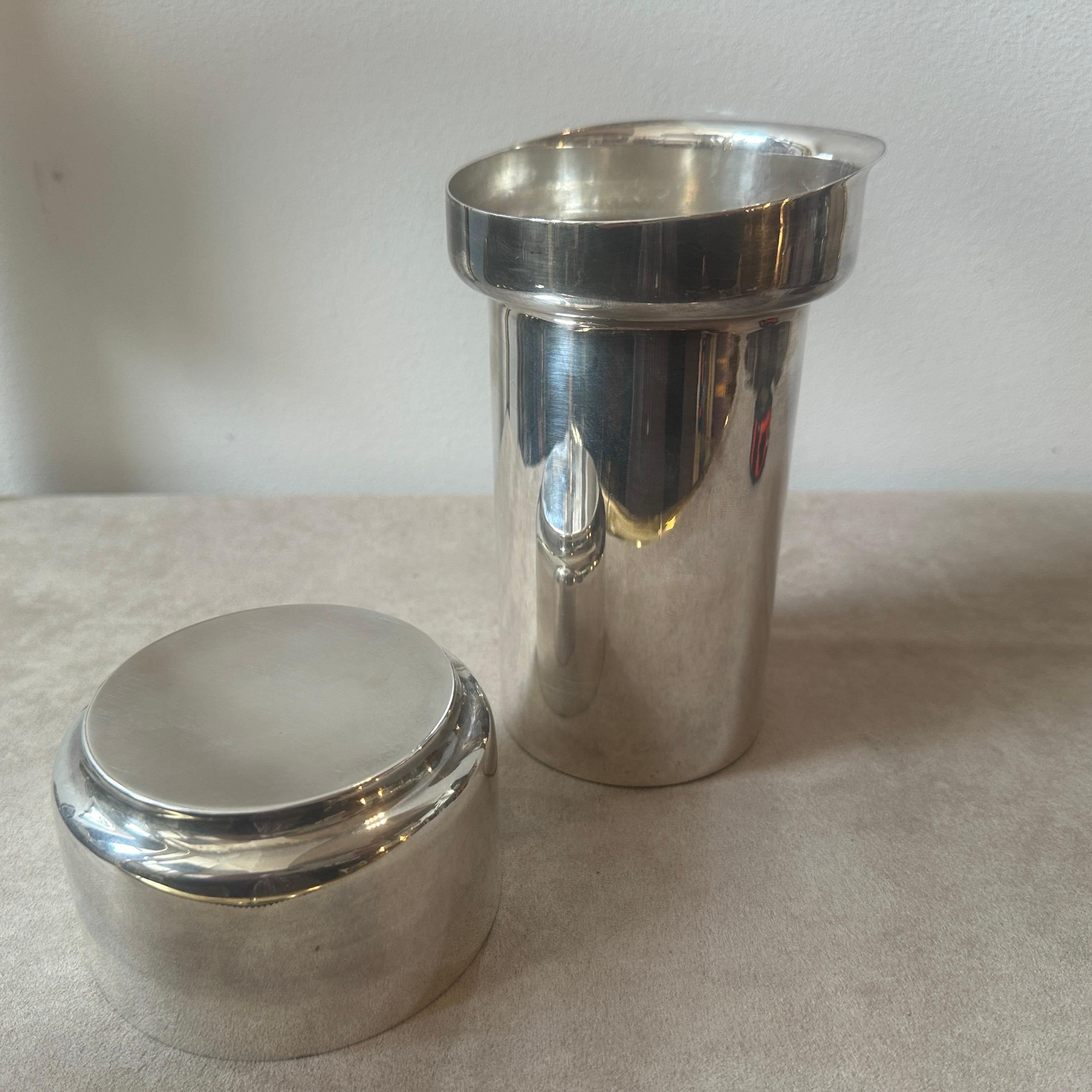 A 1980s Modernist Silver Plated Italian Cocktail Shaker by Lino Sabattini In Good Condition For Sale In Aci Castello, IT