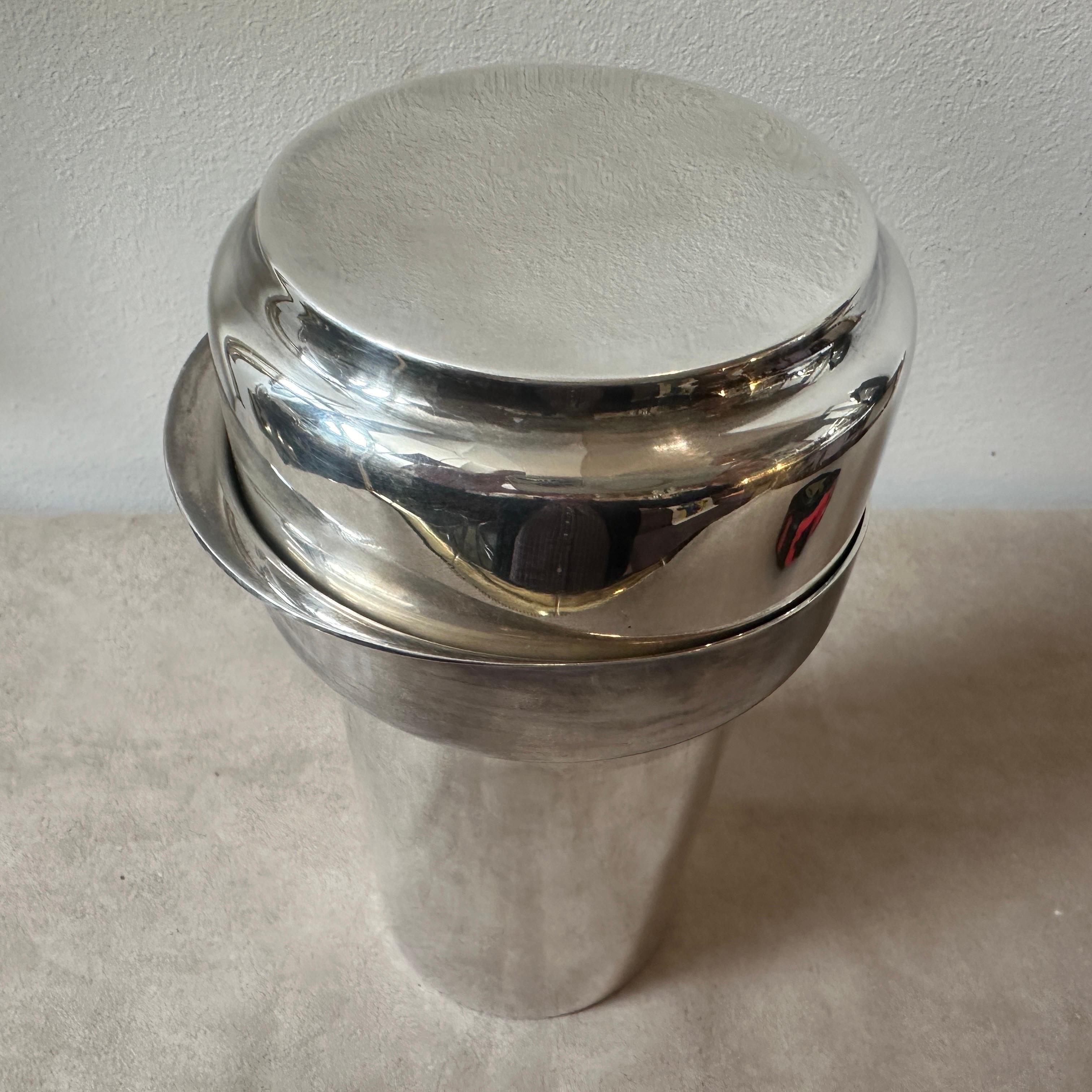 Shaker italien moderniste des années 1980 en métal argenté de Lino Sabattini en vente 2
