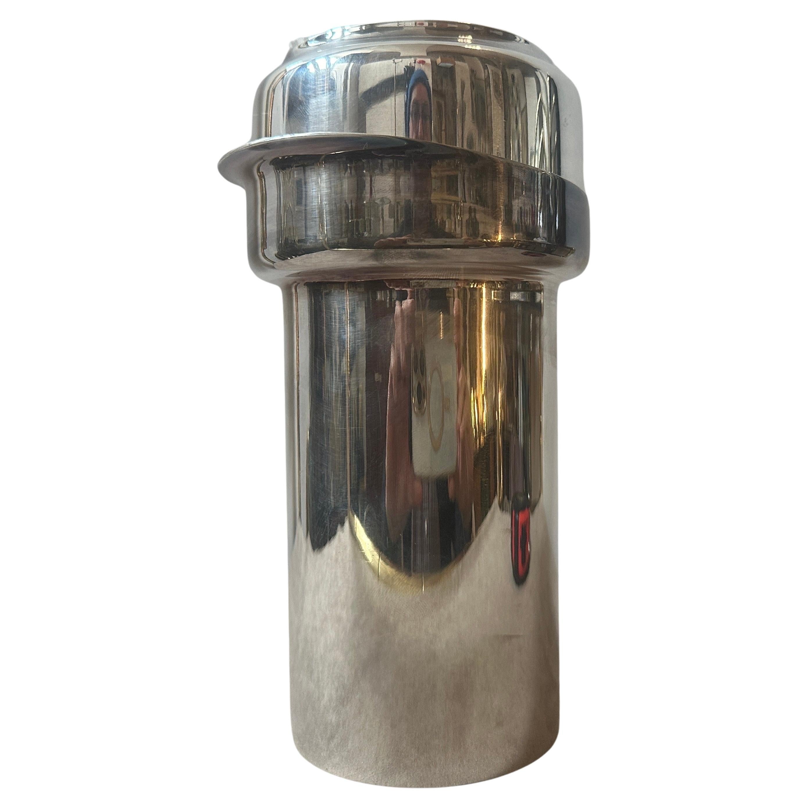 A 1980s Modernist Silver Plated Italian Cocktail Shaker by Lino Sabattini For Sale