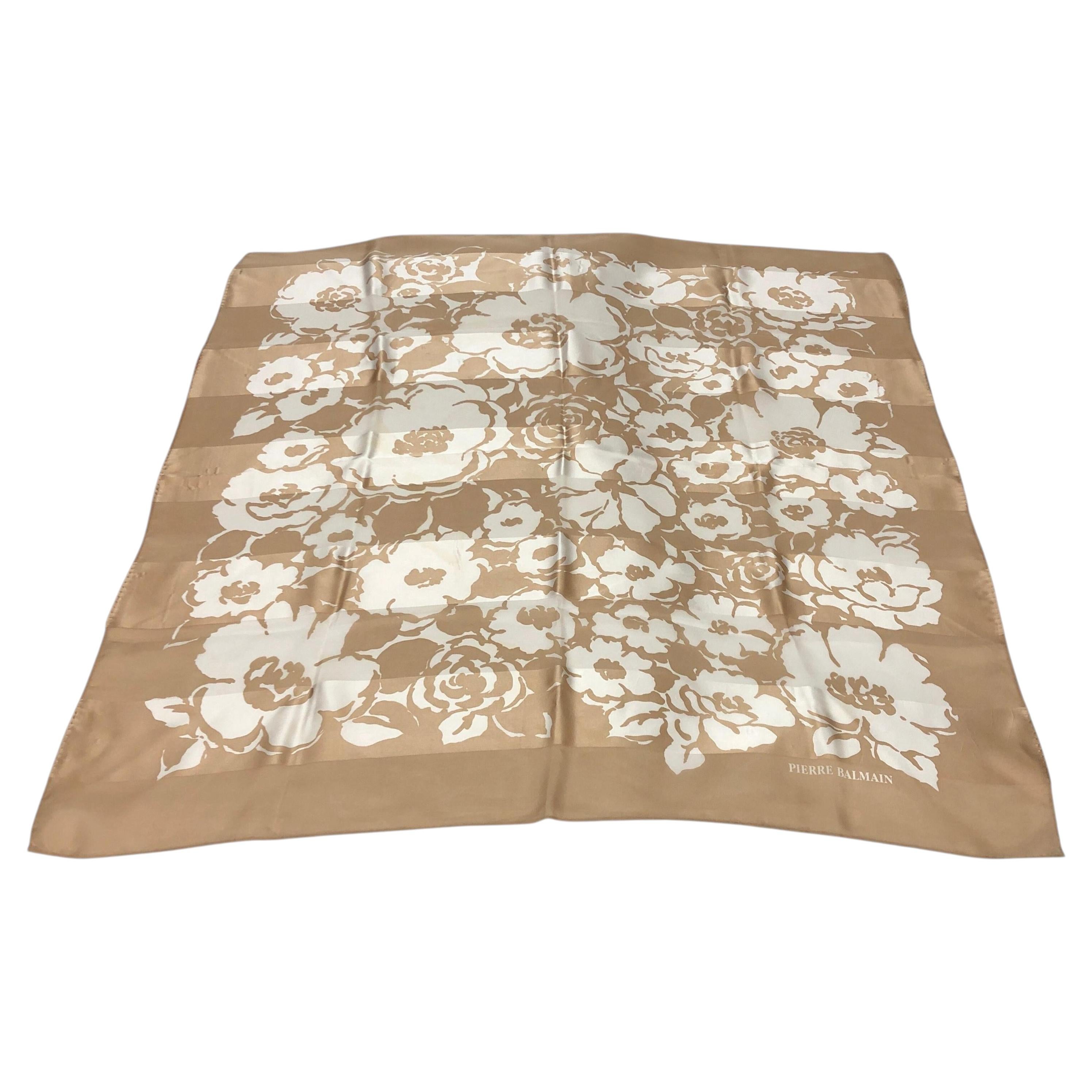 Foulard en soie à fleurs blanches et brunes Pierre Balmain, années 1980 en vente