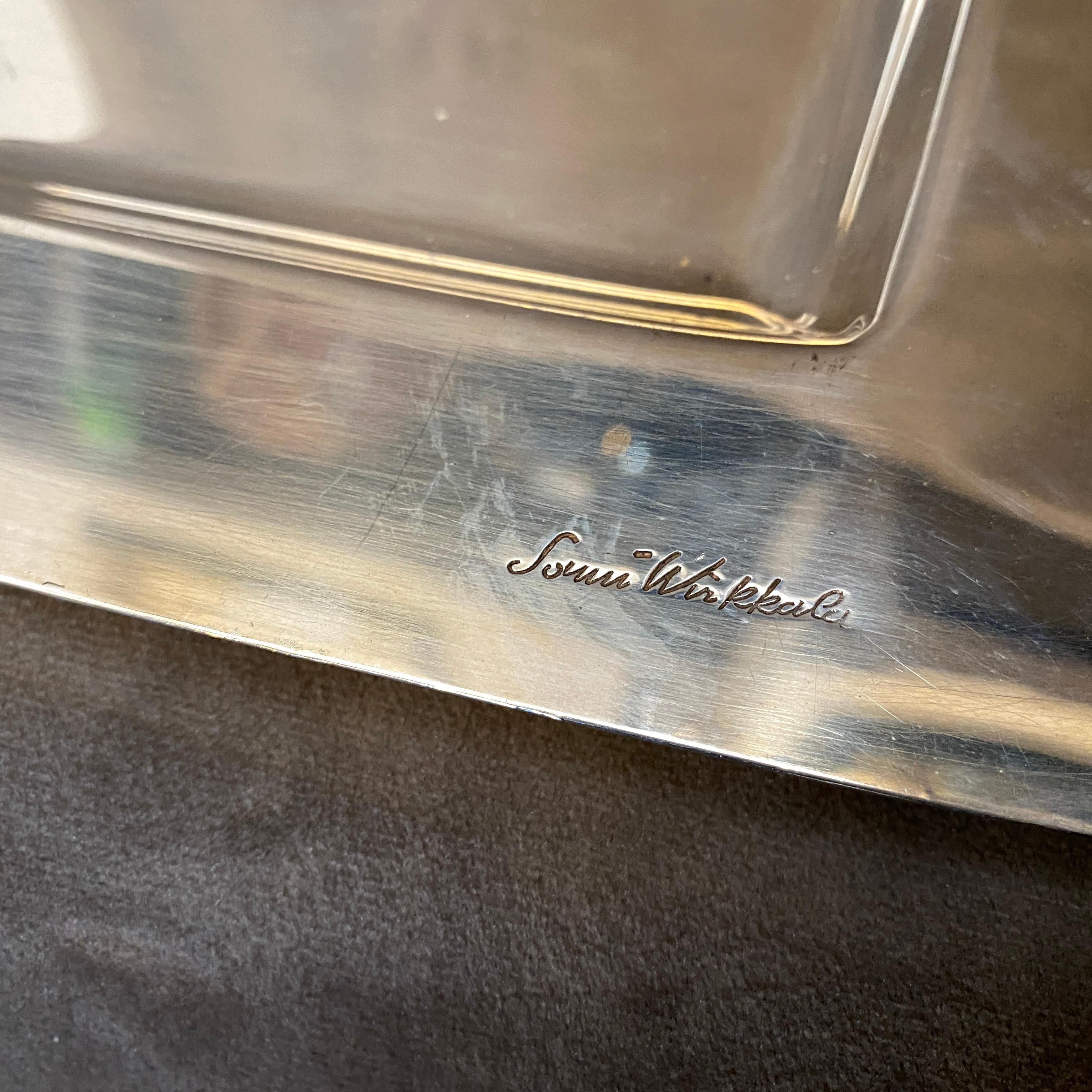 A silver plated square tray made in Italy in the 1980s, it's signed by Sami Wirkkala and made by Cleto Munari.