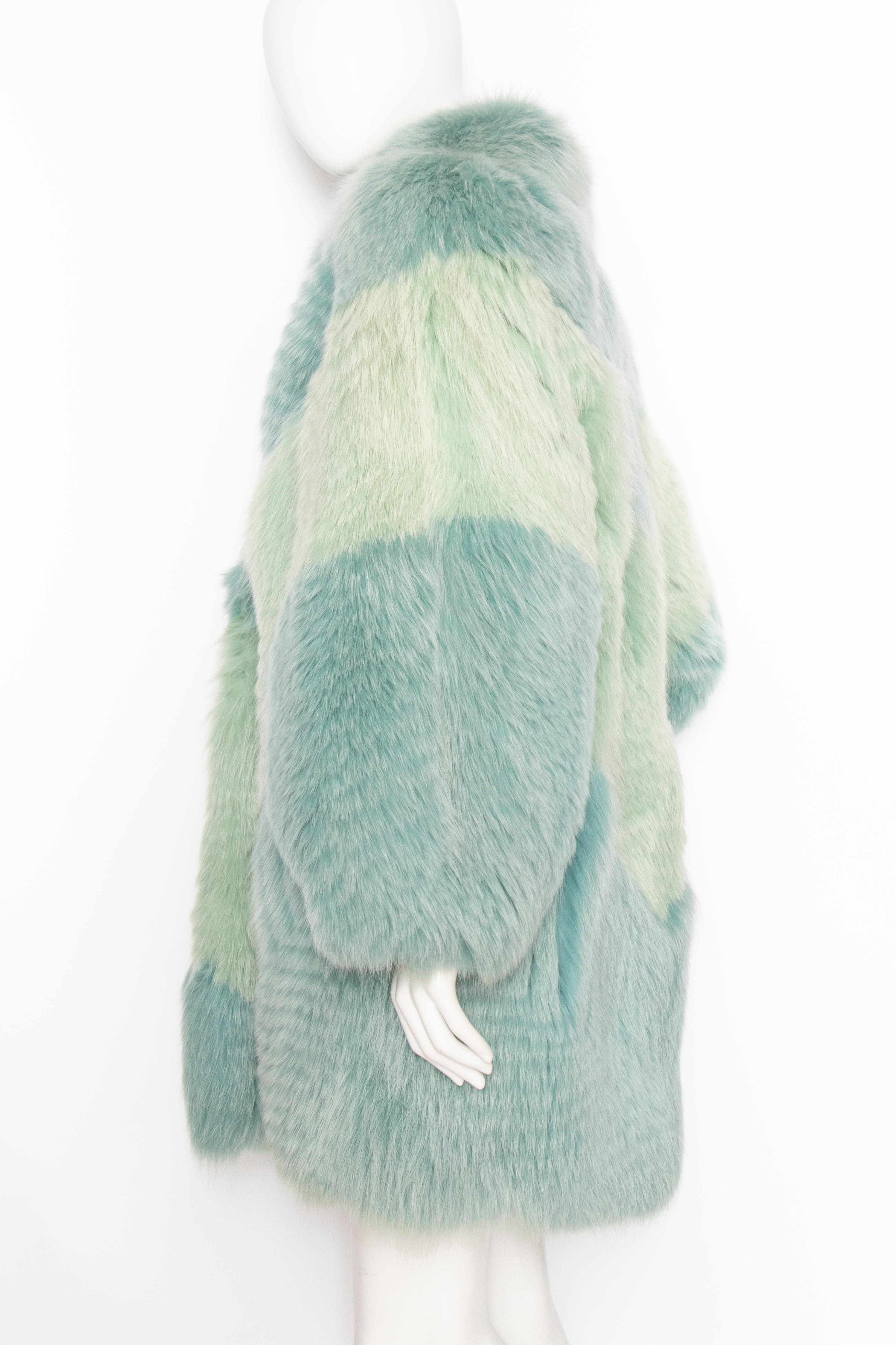 A 1980s Vintage Dyed Fox Fur Coat  In Good Condition In Copenhagen, DK
