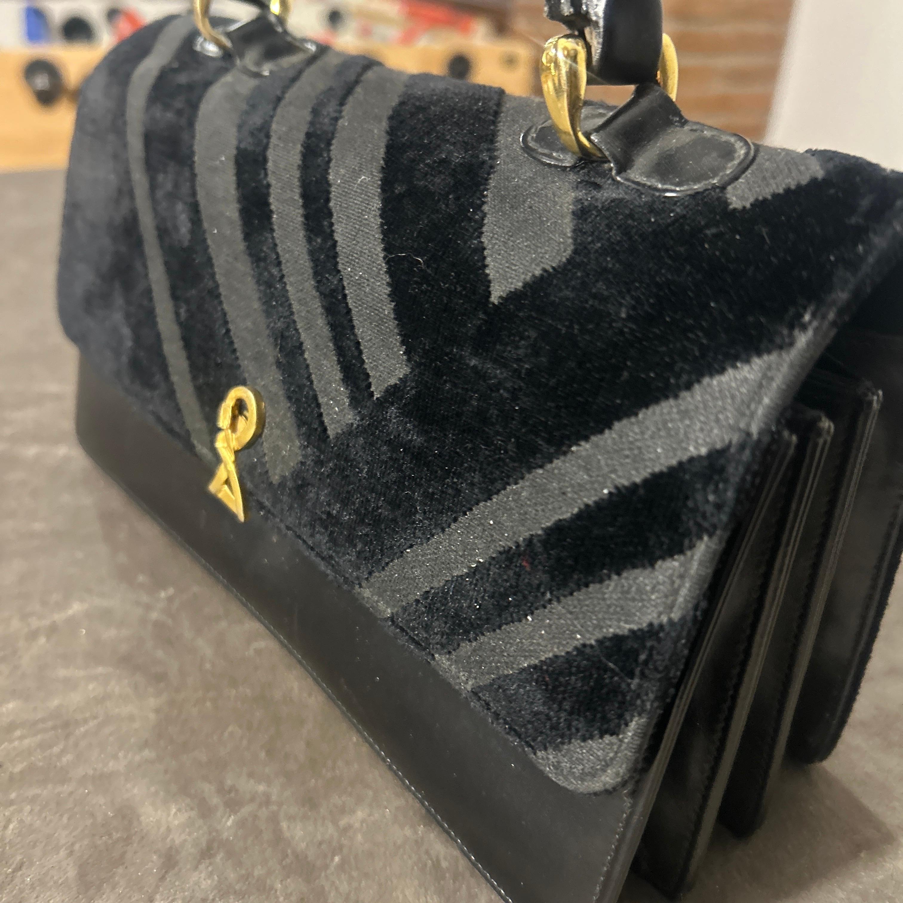 A 1980s Vintage Italian Evening Bag by Roberta di Camerino In Good Condition For Sale In Aci Castello, IT