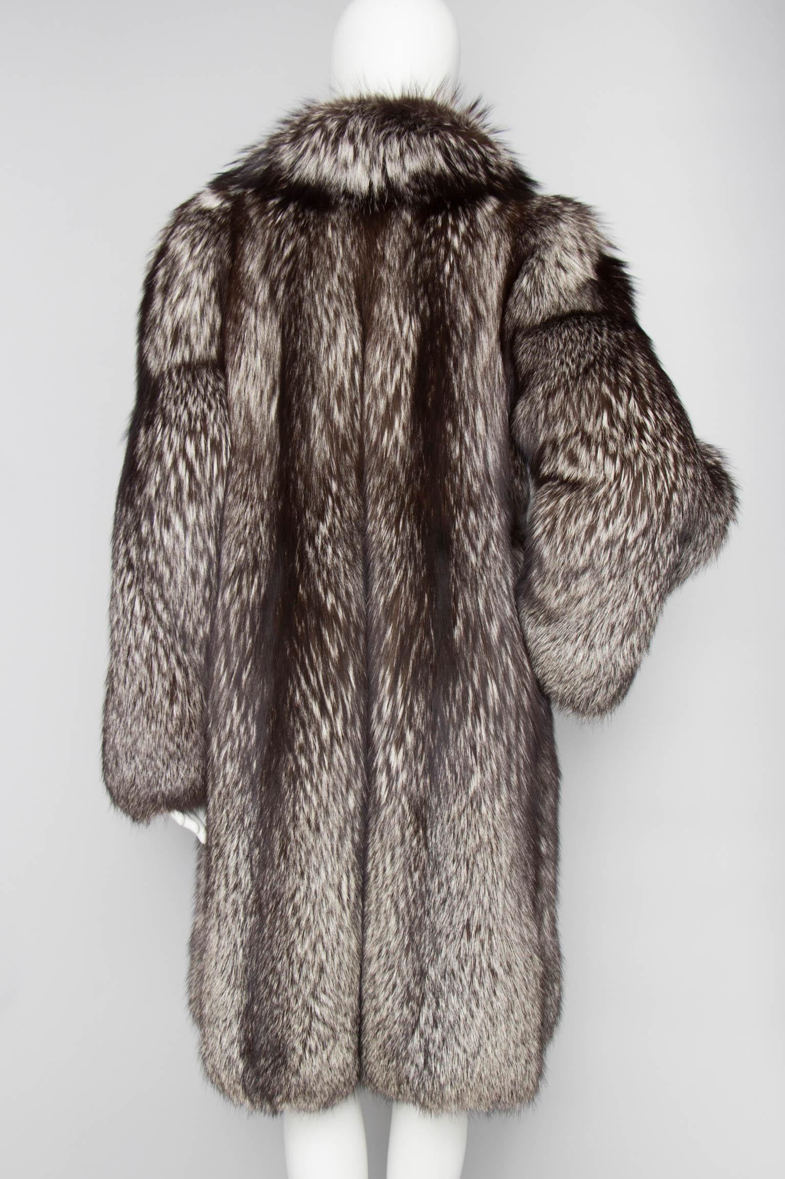 A 1980s Vintage Long Grey Saga  Fox Fur Coat  In Good Condition In Copenhagen, DK