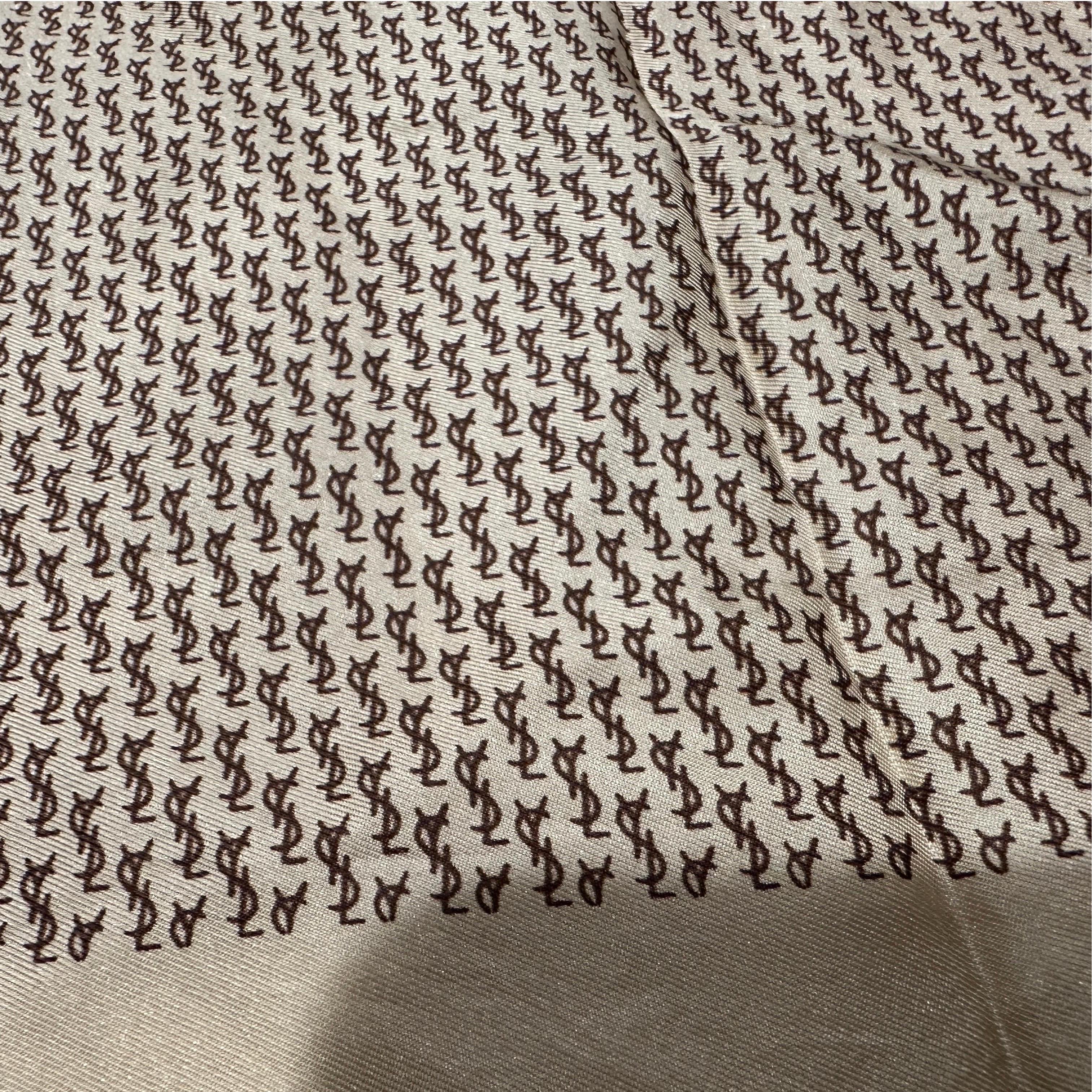 Marrone Sciarpa di seta piccola con logo marrone e beige di Yves Saint Laurent degli anni '80 in vendita