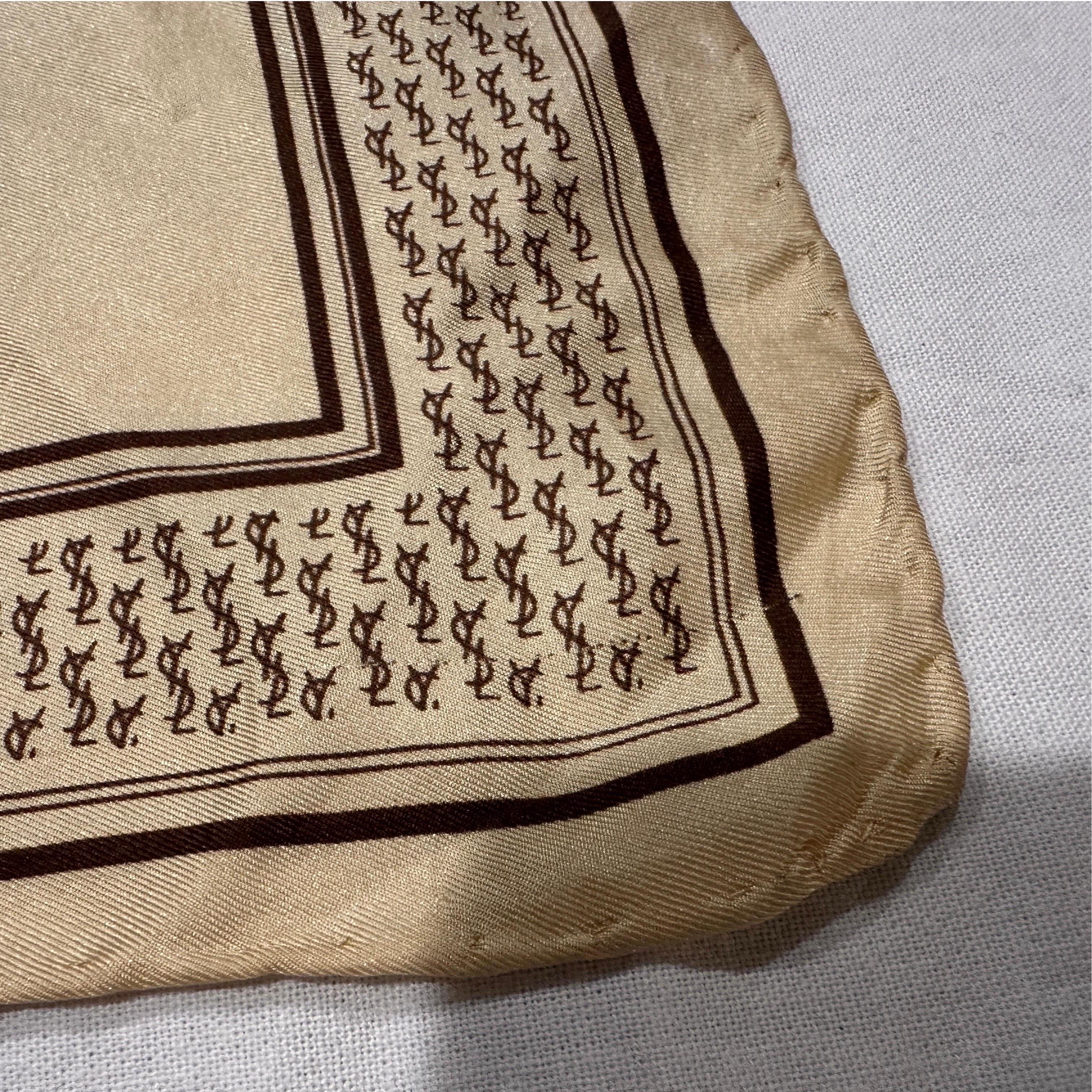 Sciarpa di seta piccola con logo marrone e beige di Yves Saint Laurent degli anni '80 In condizioni ottime in vendita a Aci Castello, IT