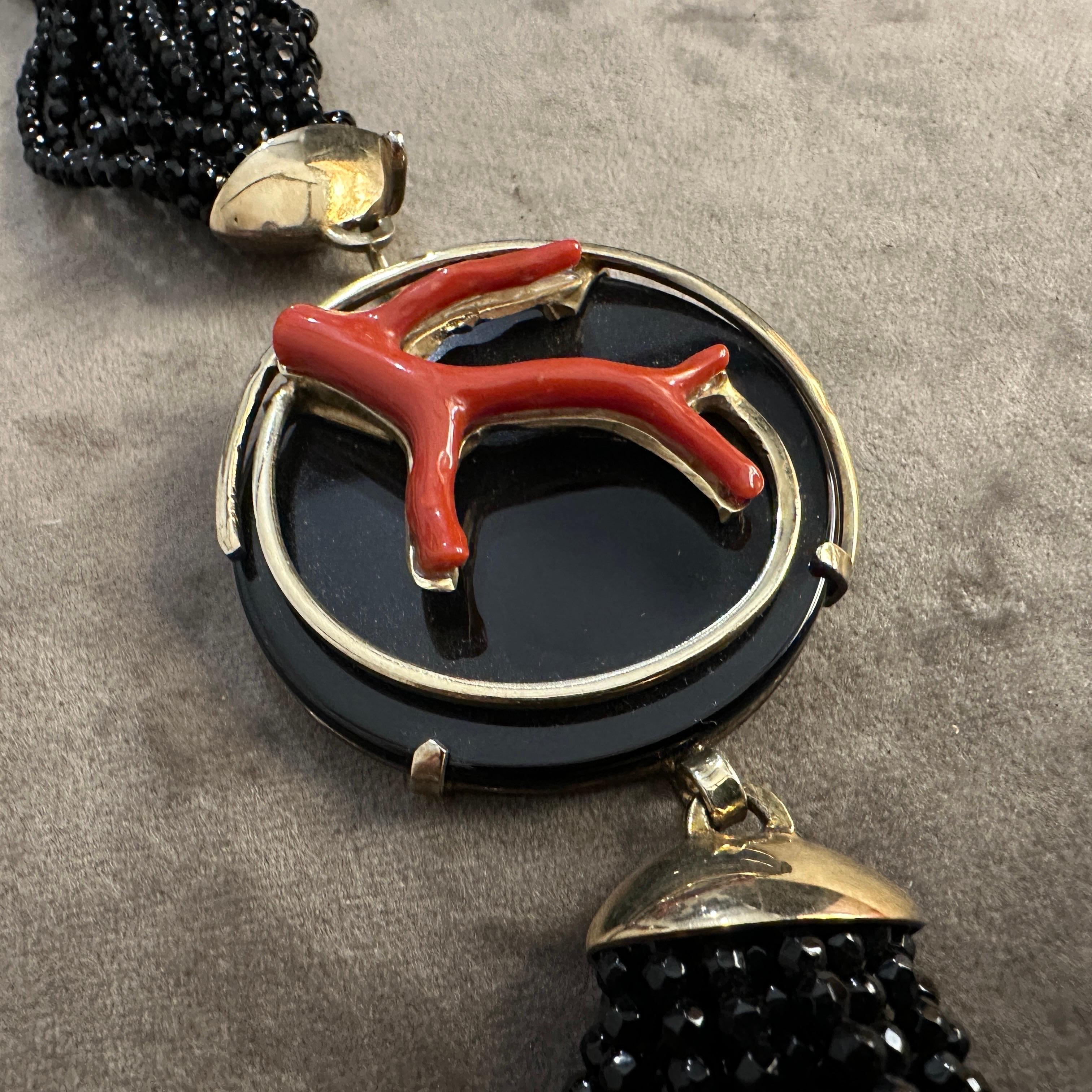 Eine mehrsträngige italienische Halskette aus schwarzem Onyx und mediterraner Koralle aus den 1990er Jahren (Retro) im Angebot