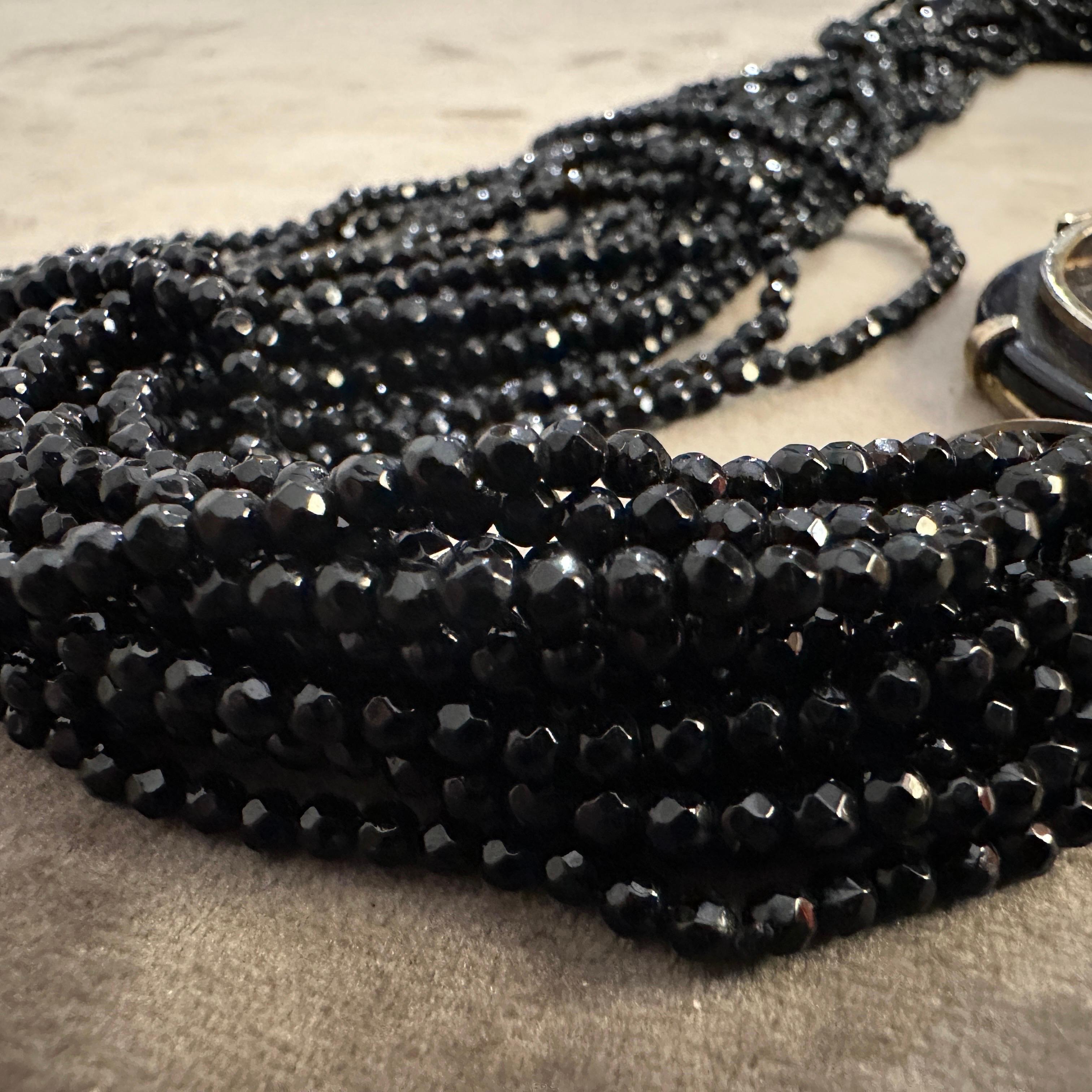 Eine mehrsträngige italienische Halskette aus schwarzem Onyx und mediterraner Koralle aus den 1990er Jahren im Angebot 1