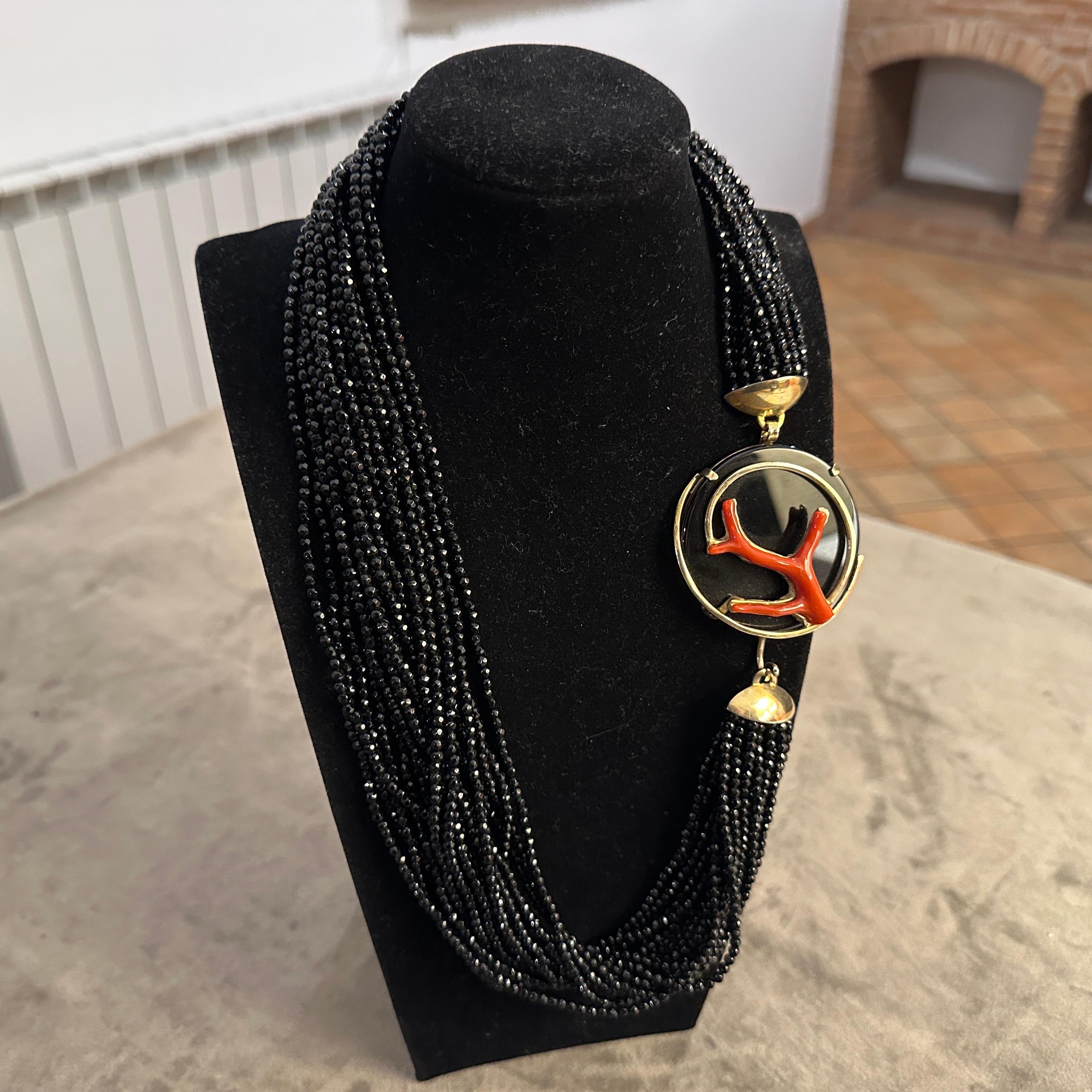 Eine mehrsträngige italienische Halskette aus schwarzem Onyx und mediterraner Koralle aus den 1990er Jahren im Angebot 2